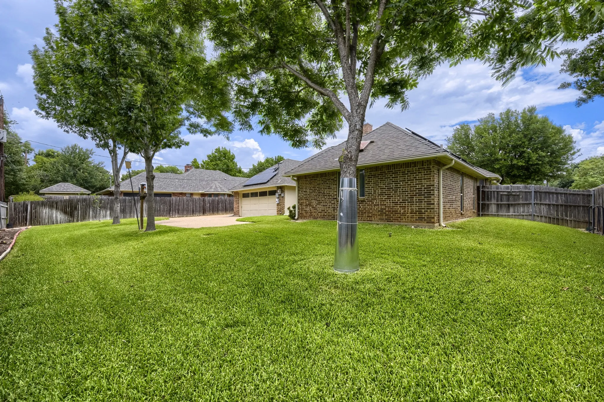Single Family Residence For Sale in Tarrant County , 11 Kim Court, Mansfield, Texas 76063, 3 Bedroom, 2 Bathroom, 2 Garage spaces, 2,251 Sqft, built in 1985, mls#21284666, Real Estate Agent in Mansfield, Homes For Sale in Tarrant county, Homes For Sale in Mansfield, Realtor in Mansfield Texas, Real Estate Brokerage Independent Realty Texas, Luminita Cordes Realtor
