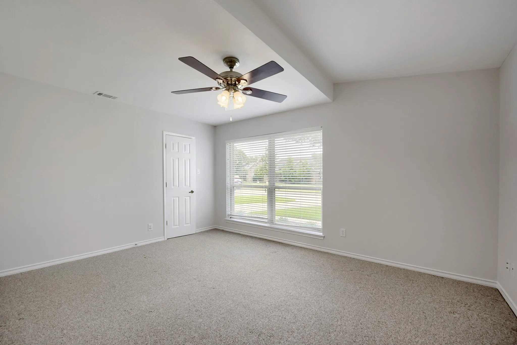 Single Family Residence For Sale in Tarrant County , 11 Kim Court, Mansfield, Texas 76063, 3 Bedroom, 2 Bathroom, 2 Garage spaces, 2,251 Sqft, built in 1985, mls#21284666, Real Estate Agent in Mansfield, Homes For Sale in Tarrant county, Homes For Sale in Mansfield, Realtor in Mansfield Texas, Real Estate Brokerage Independent Realty Texas, Luminita Cordes Realtor
