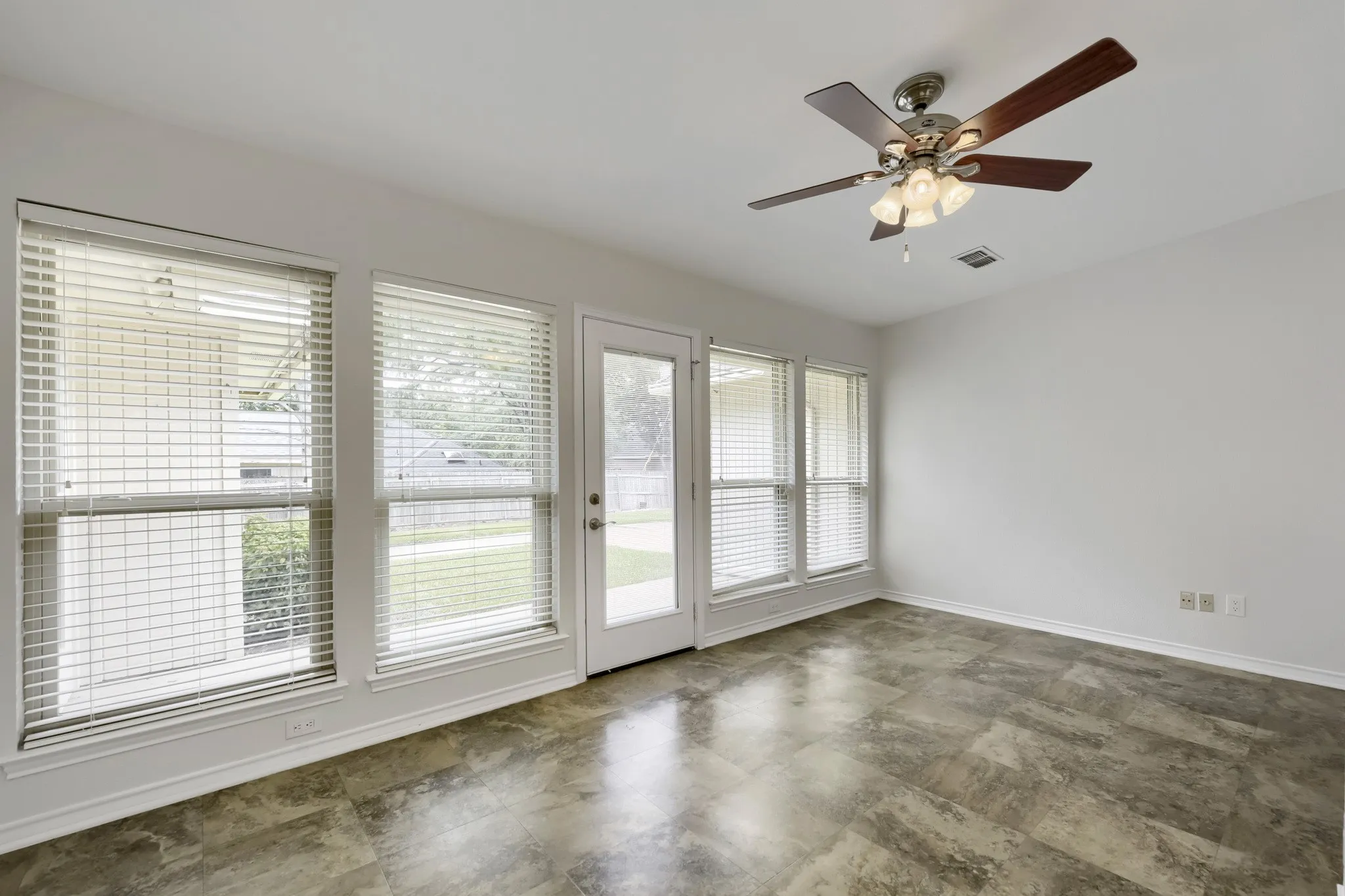 Single Family Residence For Sale in Tarrant County , 11 Kim Court, Mansfield, Texas 76063, 3 Bedroom, 2 Bathroom, 2 Garage spaces, 2,251 Sqft, built in 1985, mls#21284666, Real Estate Agent in Mansfield, Homes For Sale in Tarrant county, Homes For Sale in Mansfield, Realtor in Mansfield Texas, Real Estate Brokerage Independent Realty Texas, Luminita Cordes Realtor