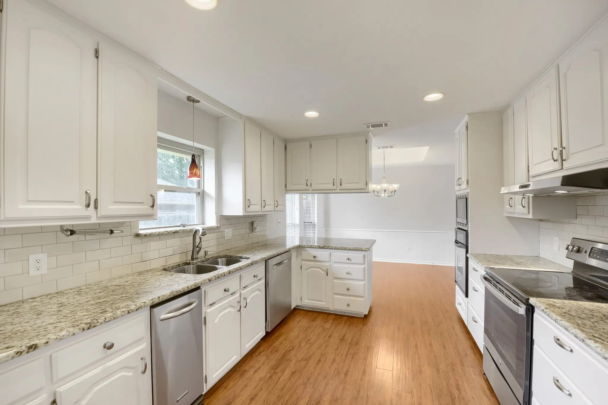 Single Family Residence For Sale in Tarrant County , 11 Kim Court, Mansfield, Texas 76063, 3 Bedroom, 2 Bathroom, 2 Garage spaces, 2,251 Sqft, built in 1985, mls#21284666, Real Estate Agent in Mansfield, Homes For Sale in Tarrant county, Homes For Sale in Mansfield, Realtor in Mansfield Texas, Real Estate Brokerage Independent Realty Texas, Luminita Cordes Realtor