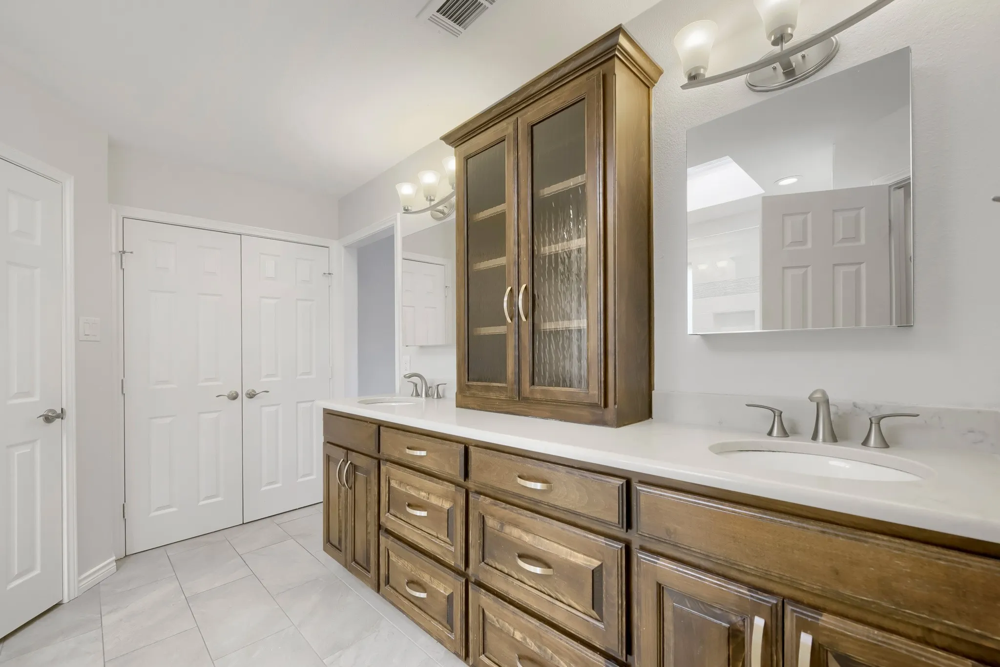 Single Family Residence For Sale in Tarrant County , 11 Kim Court, Mansfield, Texas 76063, 3 Bedroom, 2 Bathroom, 2 Garage spaces, 2,251 Sqft, built in 1985, mls#21284666, Real Estate Agent in Mansfield, Homes For Sale in Tarrant county, Homes For Sale in Mansfield, Realtor in Mansfield Texas, Real Estate Brokerage Independent Realty Texas, Luminita Cordes Realtor