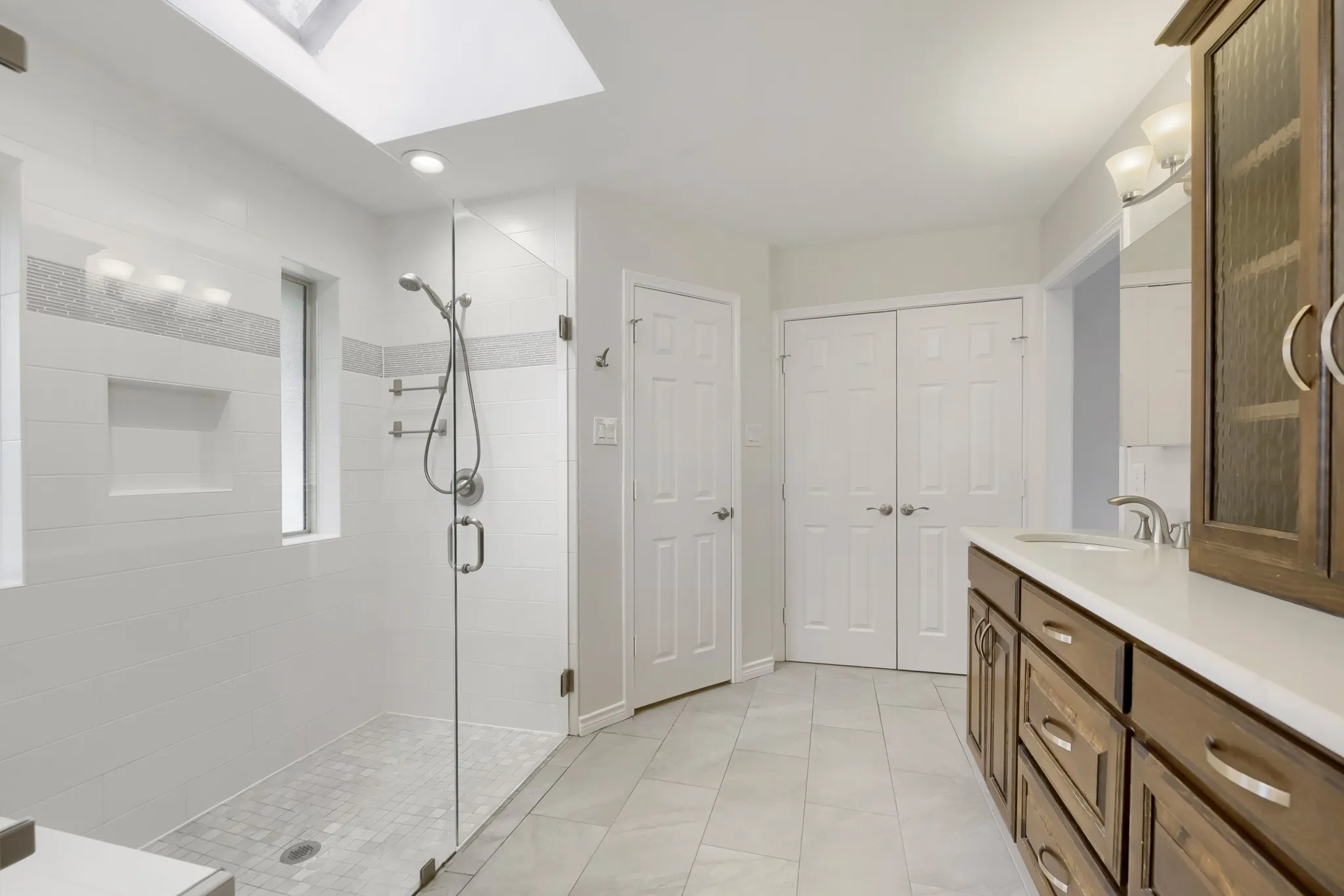Single Family Residence For Sale in Tarrant County , 11 Kim Court, Mansfield, Texas 76063, 3 Bedroom, 2 Bathroom, 2 Garage spaces, 2,251 Sqft, built in 1985, mls#21284666, Real Estate Agent in Mansfield, Homes For Sale in Tarrant county, Homes For Sale in Mansfield, Realtor in Mansfield Texas, Real Estate Brokerage Independent Realty Texas, Luminita Cordes Realtor