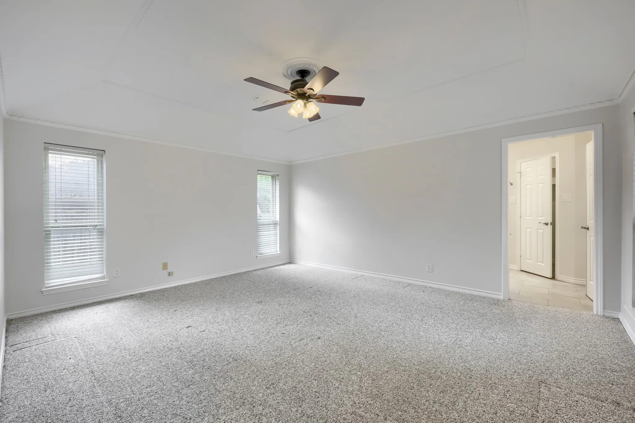 Single Family Residence For Sale in Tarrant County , 11 Kim Court, Mansfield, Texas 76063, 3 Bedroom, 2 Bathroom, 2 Garage spaces, 2,251 Sqft, built in 1985, mls#21284666, Real Estate Agent in Mansfield, Homes For Sale in Tarrant county, Homes For Sale in Mansfield, Realtor in Mansfield Texas, Real Estate Brokerage Independent Realty Texas, Luminita Cordes Realtor