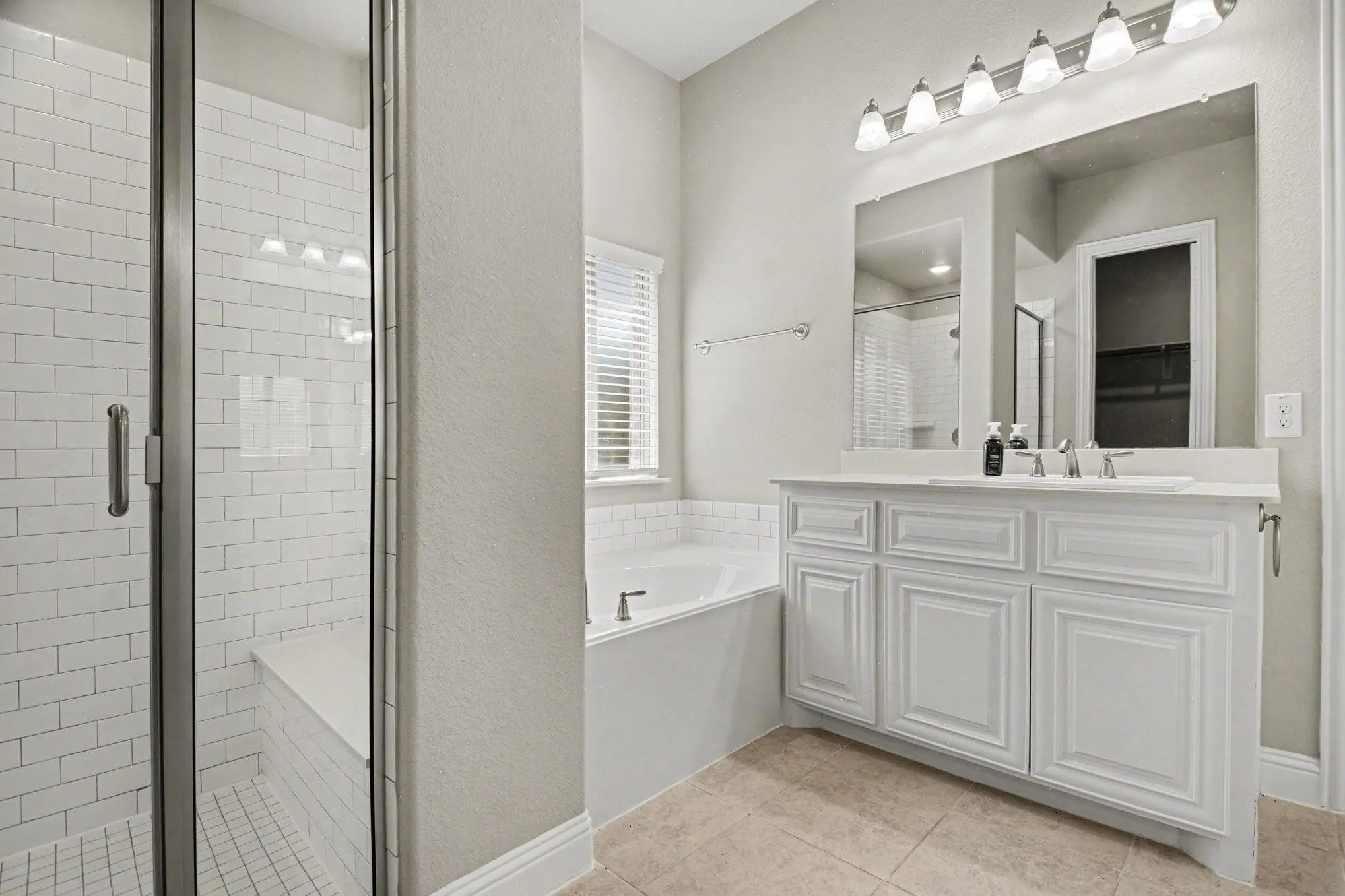 Single Family Residence For Rent in Rockwall County , 3323 Royal Ridge Drive, Rockwall, Texas 75087, 5 Bedroom, 5 Bathroom, 3 Garage spaces, 3,616 Sqft, built in 2018, mls#21332938, Real Estate Agent in Rockwall, Homes For Rent in Rockwall county, Homes For Rent in Rockwall, Realtor in Rockwall Texas, Real Estate Brokerage Independent Realty Texas, Luminita Cordes Realtor