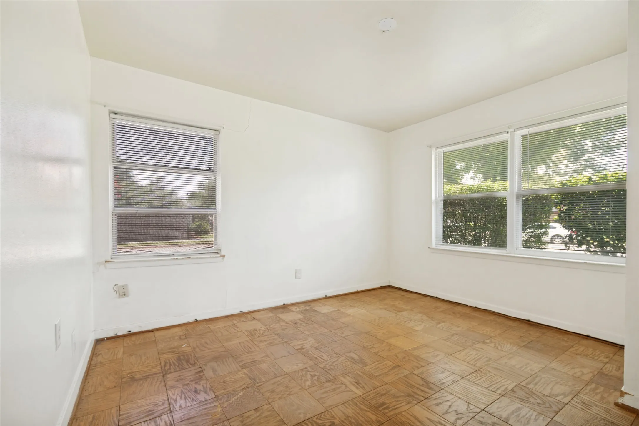 Single Family Residence For Sale in Dallas County , 13404 Glenside Drive, Farmers Branch, Texas 75234, 2 Bedroom, 1 Bathroom, 2 Garage spaces, 1,131 Sqft, built in 1956, mls#21308929, Real Estate Agent in Farmers Branch, Homes For Sale in Dallas county, Homes For Sale in Farmers Branch, Realtor in Farmers Branch Texas, Real Estate Brokerage Independent Realty Texas, Luminita Cordes Realtor