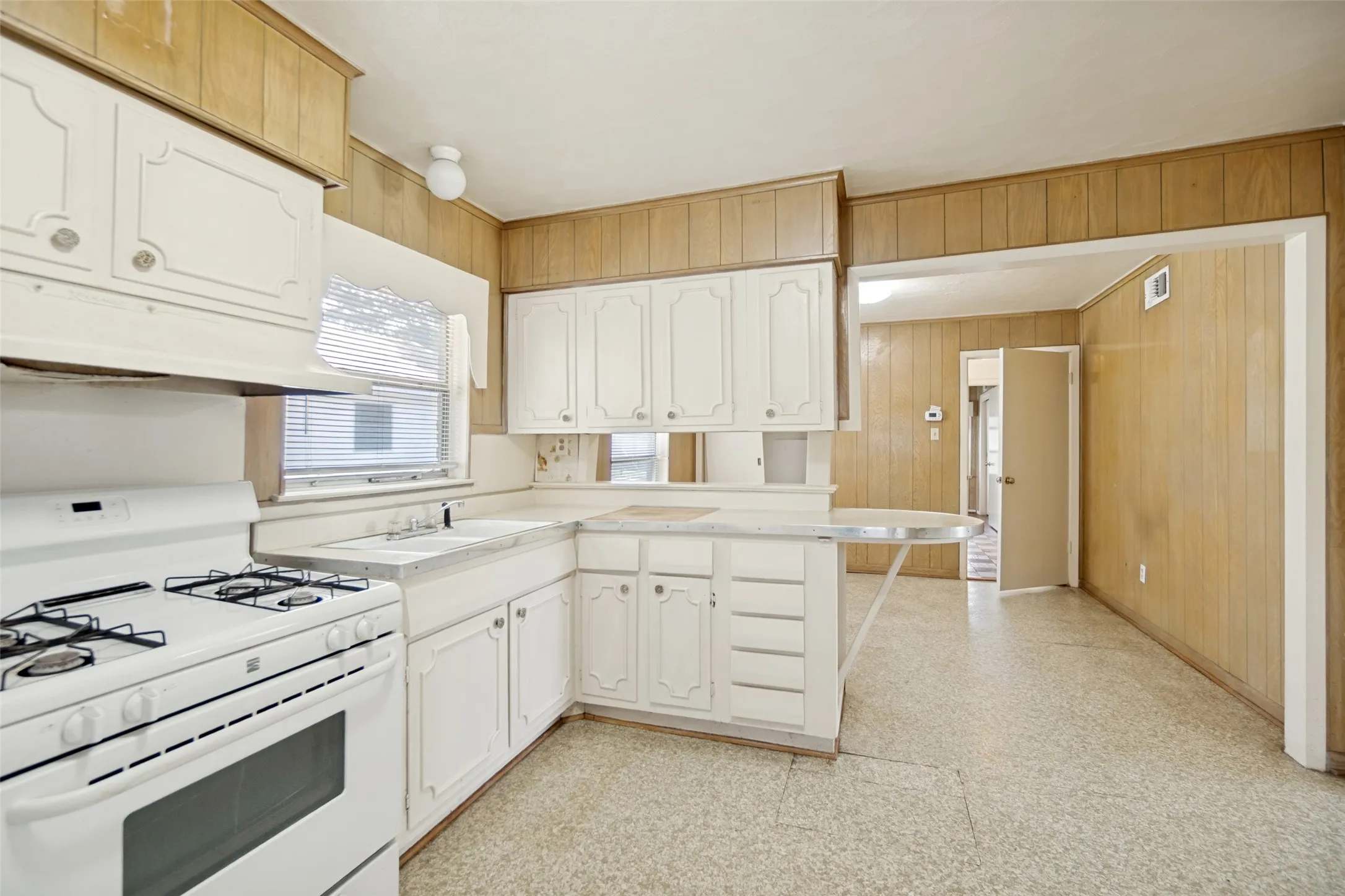 Single Family Residence For Sale in Dallas County , 13404 Glenside Drive, Farmers Branch, Texas 75234, 2 Bedroom, 1 Bathroom, 2 Garage spaces, 1,131 Sqft, built in 1956, mls#21308929, Real Estate Agent in Farmers Branch, Homes For Sale in Dallas county, Homes For Sale in Farmers Branch, Realtor in Farmers Branch Texas, Real Estate Brokerage Independent Realty Texas, Luminita Cordes Realtor