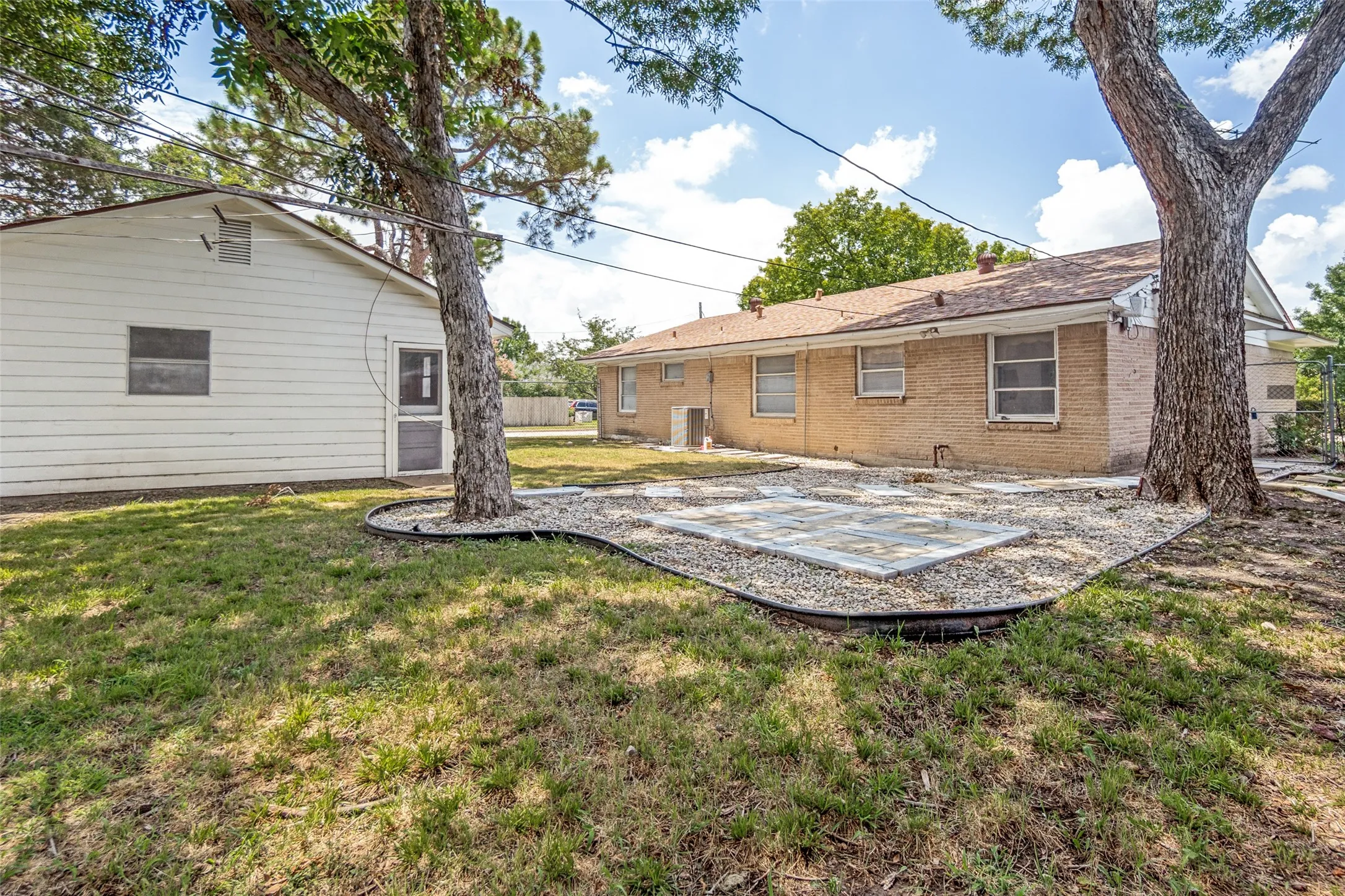 Single Family Residence For Sale in Dallas County , 13404 Glenside Drive, Farmers Branch, Texas 75234, 2 Bedroom, 1 Bathroom, 2 Garage spaces, 1,131 Sqft, built in 1956, mls#21308929, Real Estate Agent in Farmers Branch, Homes For Sale in Dallas county, Homes For Sale in Farmers Branch, Realtor in Farmers Branch Texas, Real Estate Brokerage Independent Realty Texas, Luminita Cordes Realtor