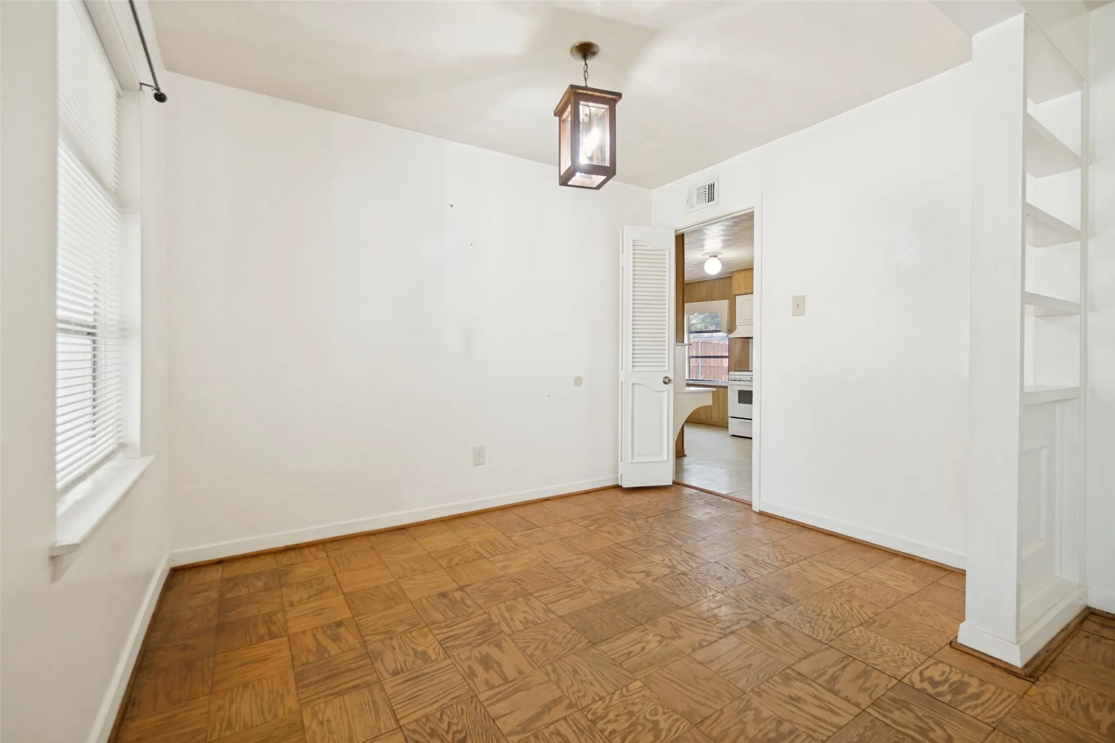 Single Family Residence For Sale in Dallas County , 13404 Glenside Drive, Farmers Branch, Texas 75234, 2 Bedroom, 1 Bathroom, 2 Garage spaces, 1,131 Sqft, built in 1956, mls#21308929, Real Estate Agent in Farmers Branch, Homes For Sale in Dallas county, Homes For Sale in Farmers Branch, Realtor in Farmers Branch Texas, Real Estate Brokerage Independent Realty Texas, Luminita Cordes Realtor
