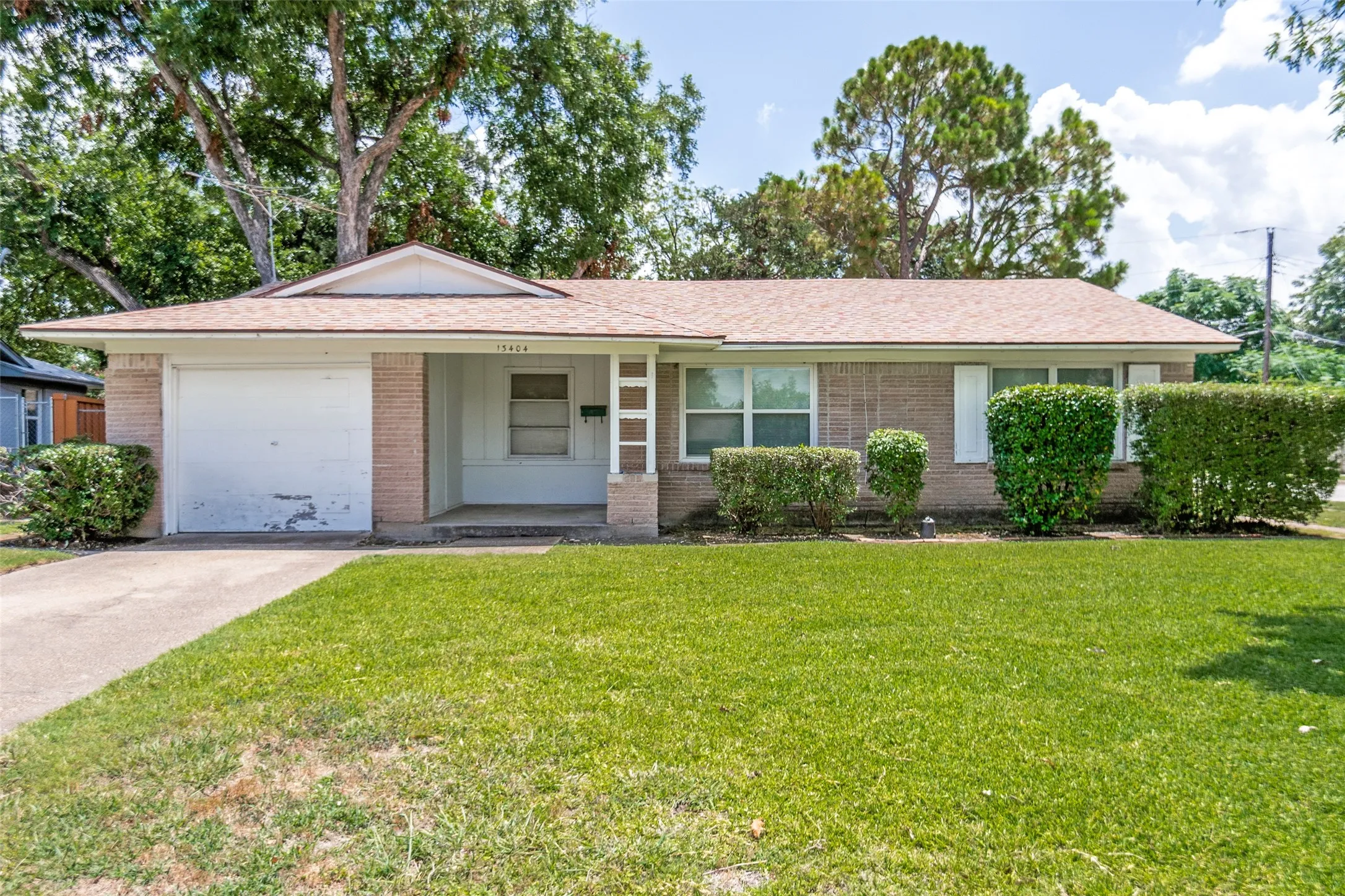 Single Family Residence For Sale in Dallas County , 13404 Glenside Drive, Farmers Branch, Texas 75234, 2 Bedroom, 1 Bathroom, 2 Garage spaces, 1,131 Sqft, built in 1956, mls#21308929, Real Estate Agent in Farmers Branch, Homes For Sale in Dallas county, Homes For Sale in Farmers Branch, Realtor in Farmers Branch Texas, Real Estate Brokerage Independent Realty Texas, Luminita Cordes Realtor