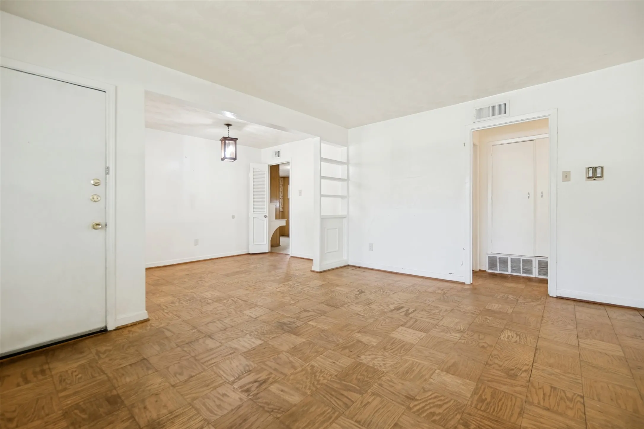 Single Family Residence For Sale in Dallas County , 13404 Glenside Drive, Farmers Branch, Texas 75234, 2 Bedroom, 1 Bathroom, 2 Garage spaces, 1,131 Sqft, built in 1956, mls#21308929, Real Estate Agent in Farmers Branch, Homes For Sale in Dallas county, Homes For Sale in Farmers Branch, Realtor in Farmers Branch Texas, Real Estate Brokerage Independent Realty Texas, Luminita Cordes Realtor