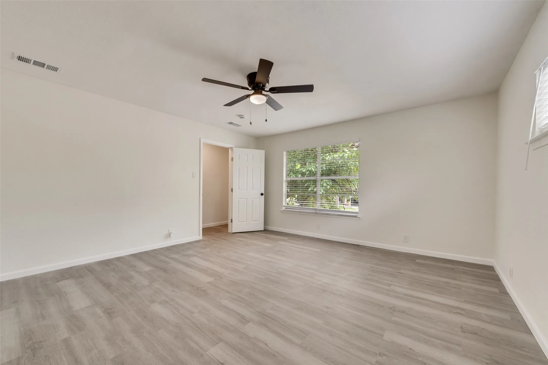 Single Family Residence For Sale in Tarrant County , 3715 Maxwell Court, Arlington, Texas 76015, 4 Bedroom, 3 Bathroom, 2 Garage spaces, 1,650 Sqft, built in 1971, mls#21331907, Real Estate Agent in Arlington, Homes For Sale in Tarrant county, Homes For Sale in Arlington, Realtor in Arlington Texas, Real Estate Brokerage Independent Realty Texas, Luminita Cordes Realtor
