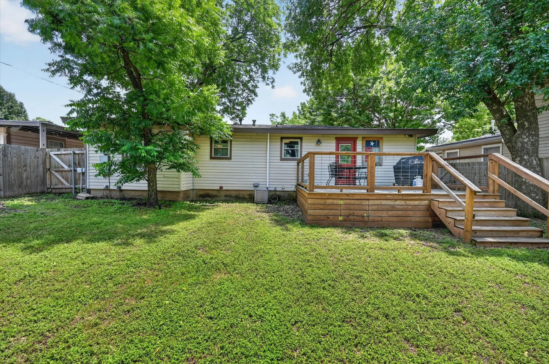 Single Family Residence For Sale in Tarrant County , 601 Circle Drive, Arlington, Texas 76010, 2 Bedroom, 1 Bathroom, 1 Garage spaces, 936 Sqft, built in 1953, mls#21290416, Real Estate Agent in Arlington, Homes For Sale in Tarrant county, Homes For Sale in Arlington, Realtor in Arlington Texas, Real Estate Brokerage Independent Realty Texas, Luminita Cordes Realtor
