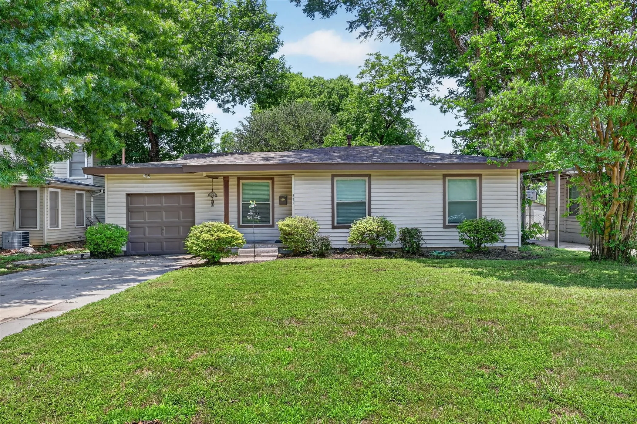 Single Family Residence For Sale in Tarrant County , 601 Circle Drive, Arlington, Texas 76010, 2 Bedroom, 1 Bathroom, 1 Garage spaces, 936 Sqft, built in 1953, mls#21290416, Real Estate Agent in Arlington, Homes For Sale in Tarrant county, Homes For Sale in Arlington, Realtor in Arlington Texas, Real Estate Brokerage Independent Realty Texas, Luminita Cordes Realtor