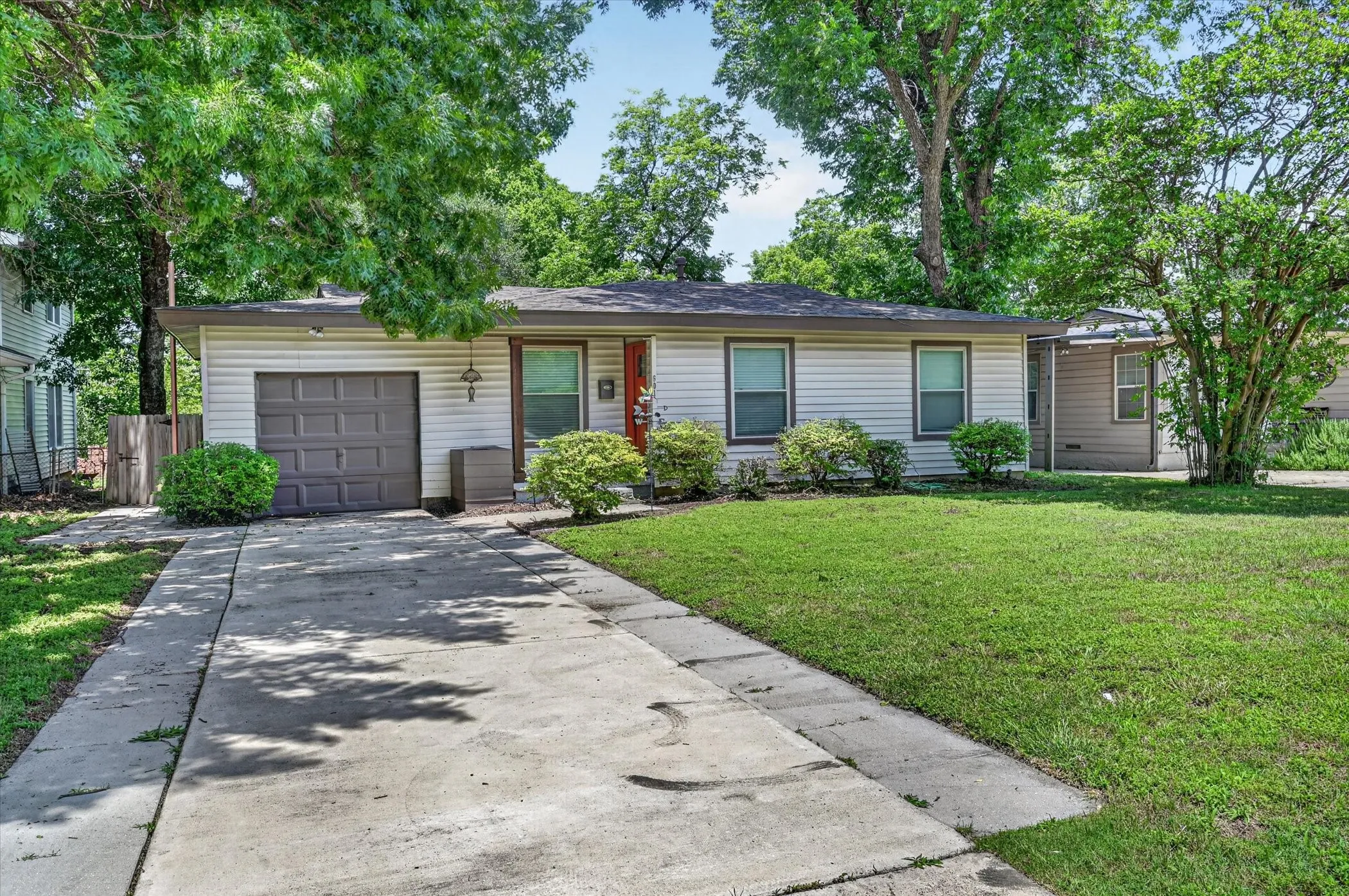 Single Family Residence For Sale in Tarrant County , 601 Circle Drive, Arlington, Texas 76010, 2 Bedroom, 1 Bathroom, 1 Garage spaces, 936 Sqft, built in 1953, mls#21290416, Real Estate Agent in Arlington, Homes For Sale in Tarrant county, Homes For Sale in Arlington, Realtor in Arlington Texas, Real Estate Brokerage Independent Realty Texas, Luminita Cordes Realtor