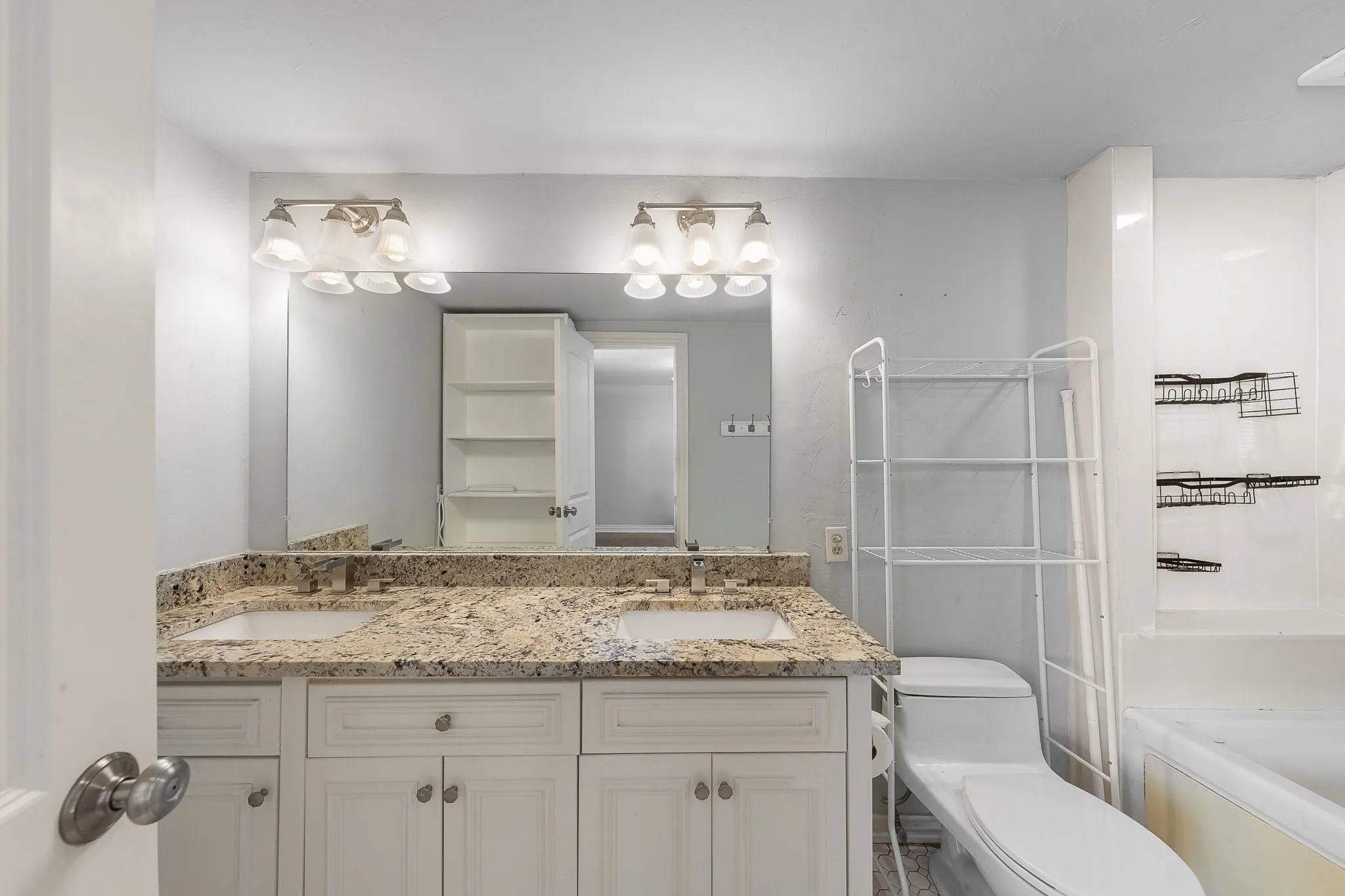 Single Family Residence For Sale in Dallas County , 4524 Mockingbird Lane, University Park, Texas 75205, 4 Bedroom, 3 Bathroom, Garage spaces, 3,013 Sqft, built in 1938, mls#21329445, Real Estate Agent in University Park, Homes For Sale in Dallas county, Homes For Sale in University Park, Realtor in University Park Texas, Real Estate Brokerage Independent Realty Texas, Luminita Cordes Realtor