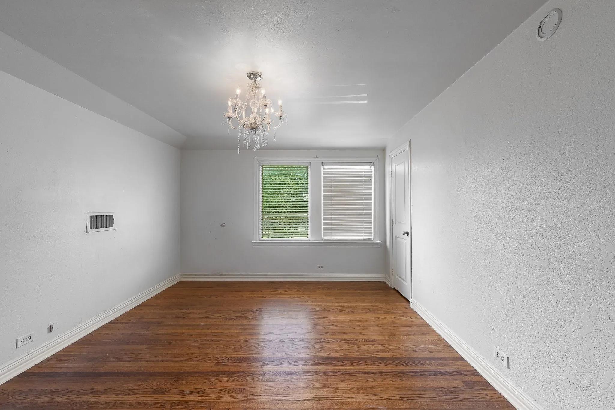 Single Family Residence For Sale in Dallas County , 4524 Mockingbird Lane, University Park, Texas 75205, 4 Bedroom, 3 Bathroom, Garage spaces, 3,013 Sqft, built in 1938, mls#21329445, Real Estate Agent in University Park, Homes For Sale in Dallas county, Homes For Sale in University Park, Realtor in University Park Texas, Real Estate Brokerage Independent Realty Texas, Luminita Cordes Realtor