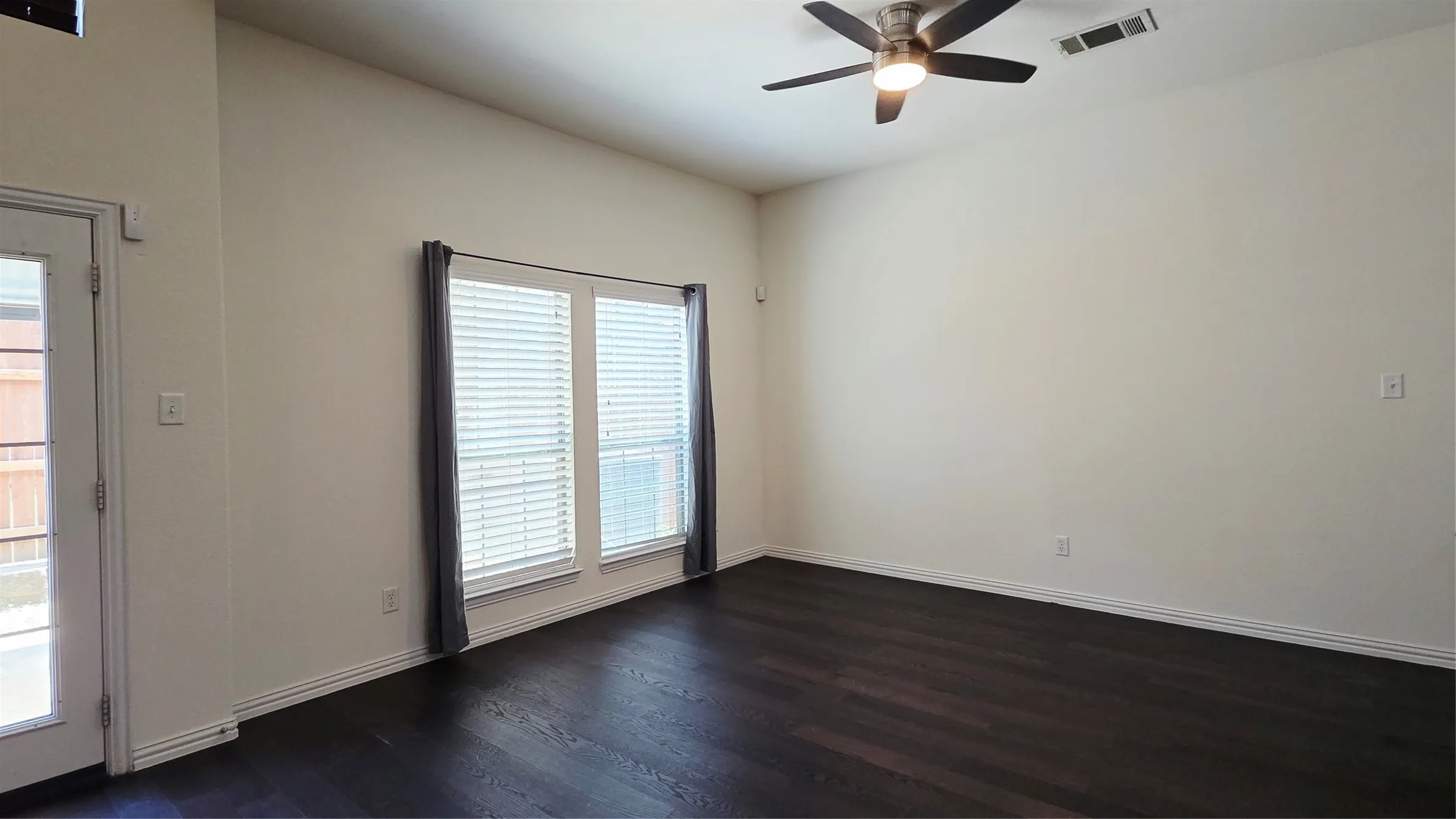 Townhouse For Rent in Dallas County , 3676 Vienna Street, Irving, Texas 75038, 3 Bedroom, 3 Bathroom, 2 Garage spaces, 1,831 Sqft, built in 2008, mls#21332966, Real Estate Agent in Irving, Homes For Rent in Dallas county, Homes For Rent in Irving, Realtor in Irving Texas, Real Estate Brokerage Independent Realty Texas, Luminita Cordes Realtor