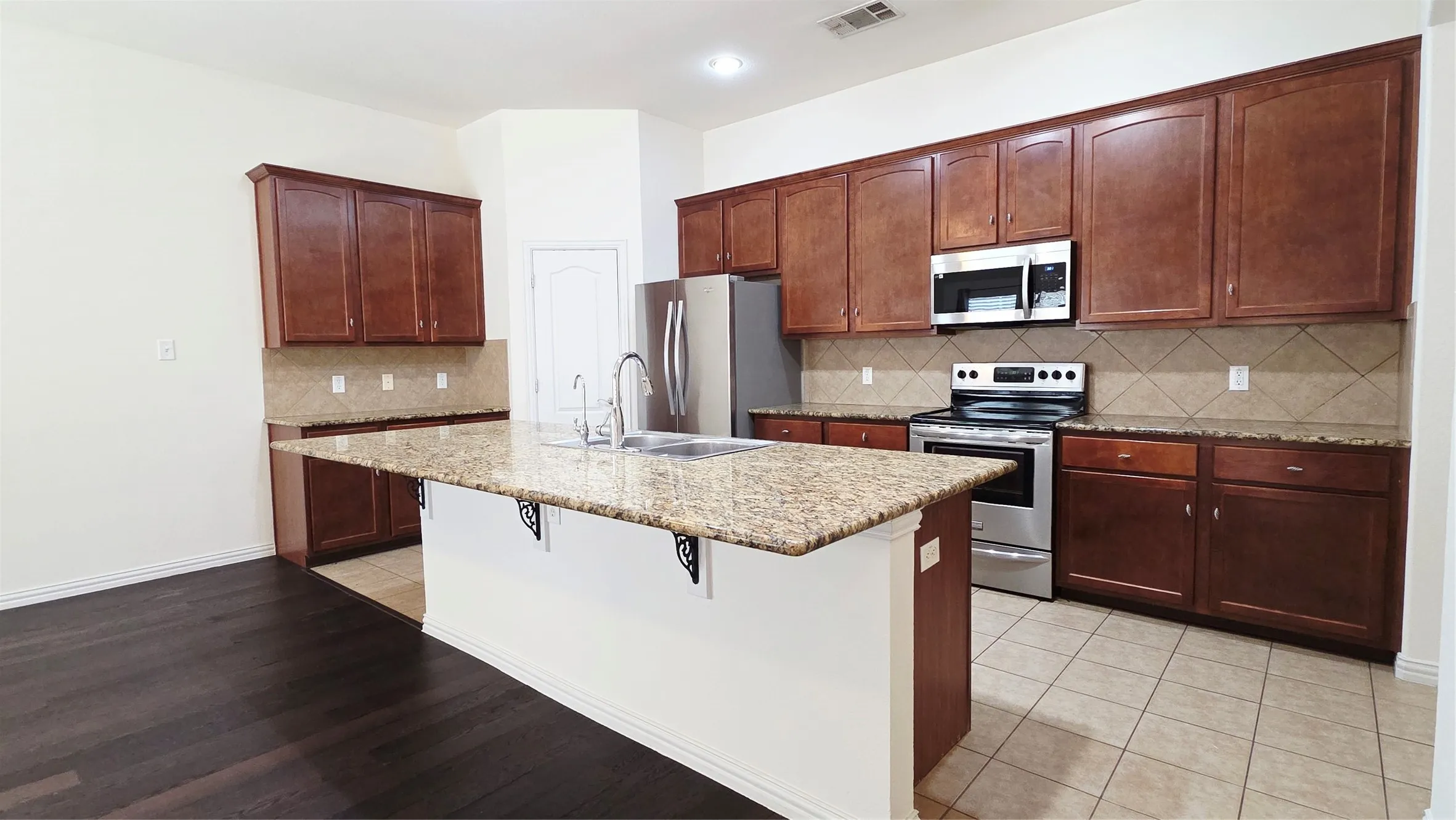Townhouse For Rent in Dallas County , 3676 Vienna Street, Irving, Texas 75038, 3 Bedroom, 3 Bathroom, 2 Garage spaces, 1,831 Sqft, built in 2008, mls#21332966, Real Estate Agent in Irving, Homes For Rent in Dallas county, Homes For Rent in Irving, Realtor in Irving Texas, Real Estate Brokerage Independent Realty Texas, Luminita Cordes Realtor