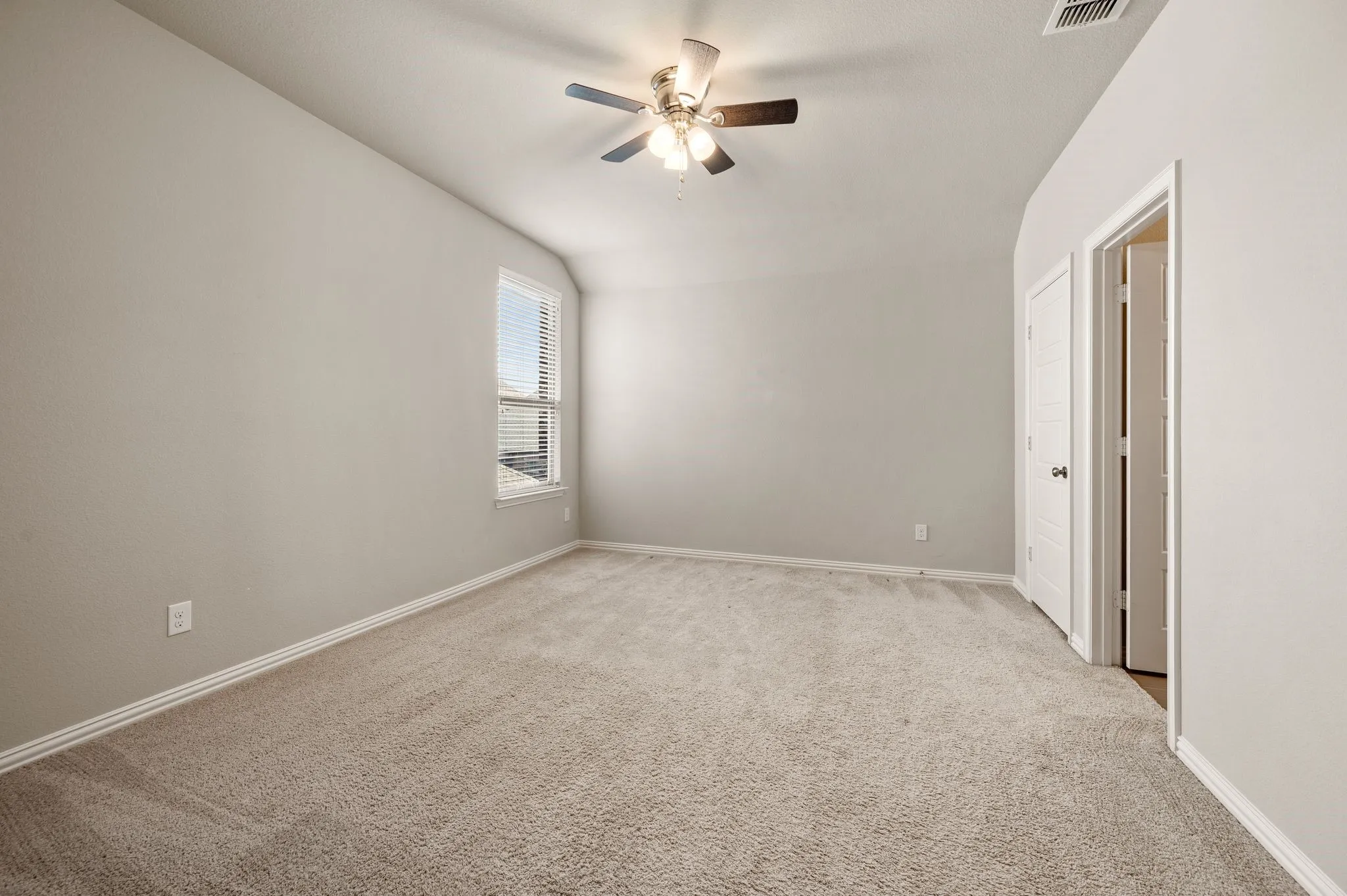Single Family Residence For Sale in Rockwall County , 3318 Ridgecross Drive, Rockwall, Texas 75087, 4 Bedrooms, 4 Bathrooms, 3 Garage spaces, 3,959 Sqft, built in 2016, Price $700,000, mls#21333009, Real Estate Agent in Rockwall, Homes For Sale in Rockwall county, Homes For Sale in Rockwall, Realtor in Rockwall Texas, Real Estate Brokerage Independent Realty Texas, Luminita Cordes Realtor