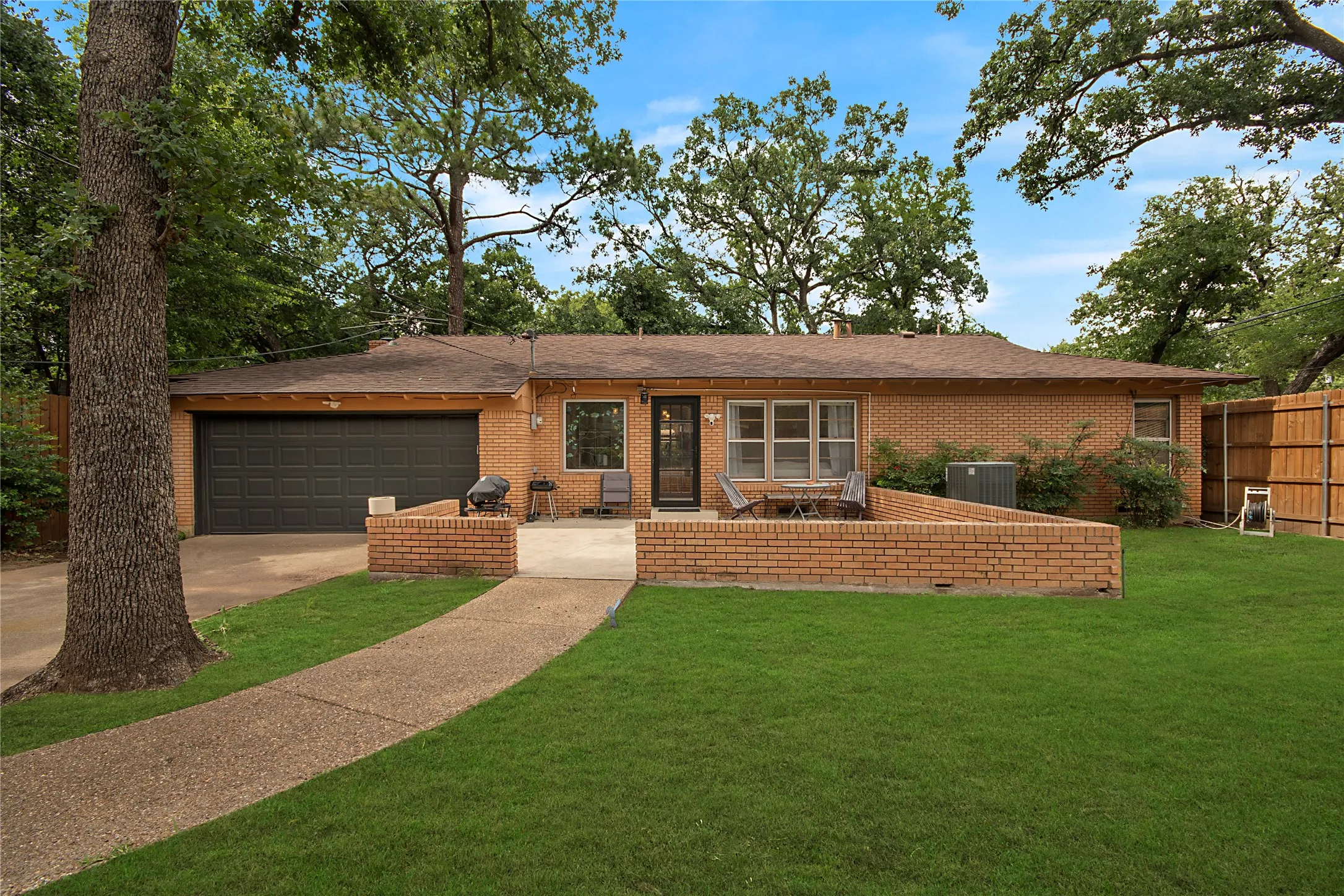 Single Family Residence For Sale in Tarrant County , 1200 Barker Street, Arlington, Texas 76012, 3 Bedroom, 2 Bathroom, 2 Garage spaces, 1,582 Sqft, built in 1956, mls#21331414, Real Estate Agent in Arlington, Homes For Sale in Tarrant county, Homes For Sale in Arlington, Realtor in Arlington Texas, Real Estate Brokerage Independent Realty Texas, Luminita Cordes Realtor