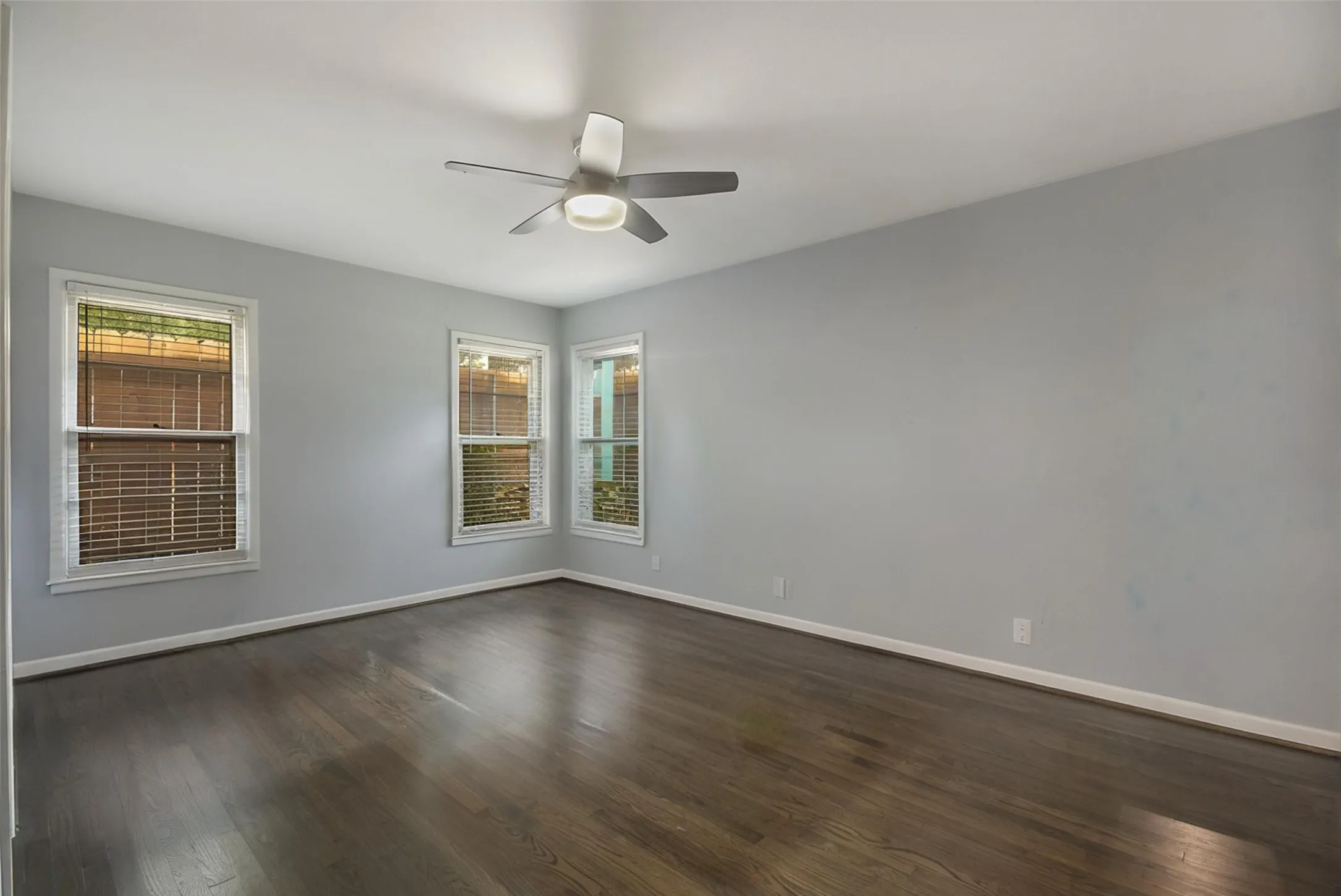 Single Family Residence For Sale in Tarrant County , 1200 Barker Street, Arlington, Texas 76012, 3 Bedroom, 2 Bathroom, 2 Garage spaces, 1,582 Sqft, built in 1956, mls#21331414, Real Estate Agent in Arlington, Homes For Sale in Tarrant county, Homes For Sale in Arlington, Realtor in Arlington Texas, Real Estate Brokerage Independent Realty Texas, Luminita Cordes Realtor
