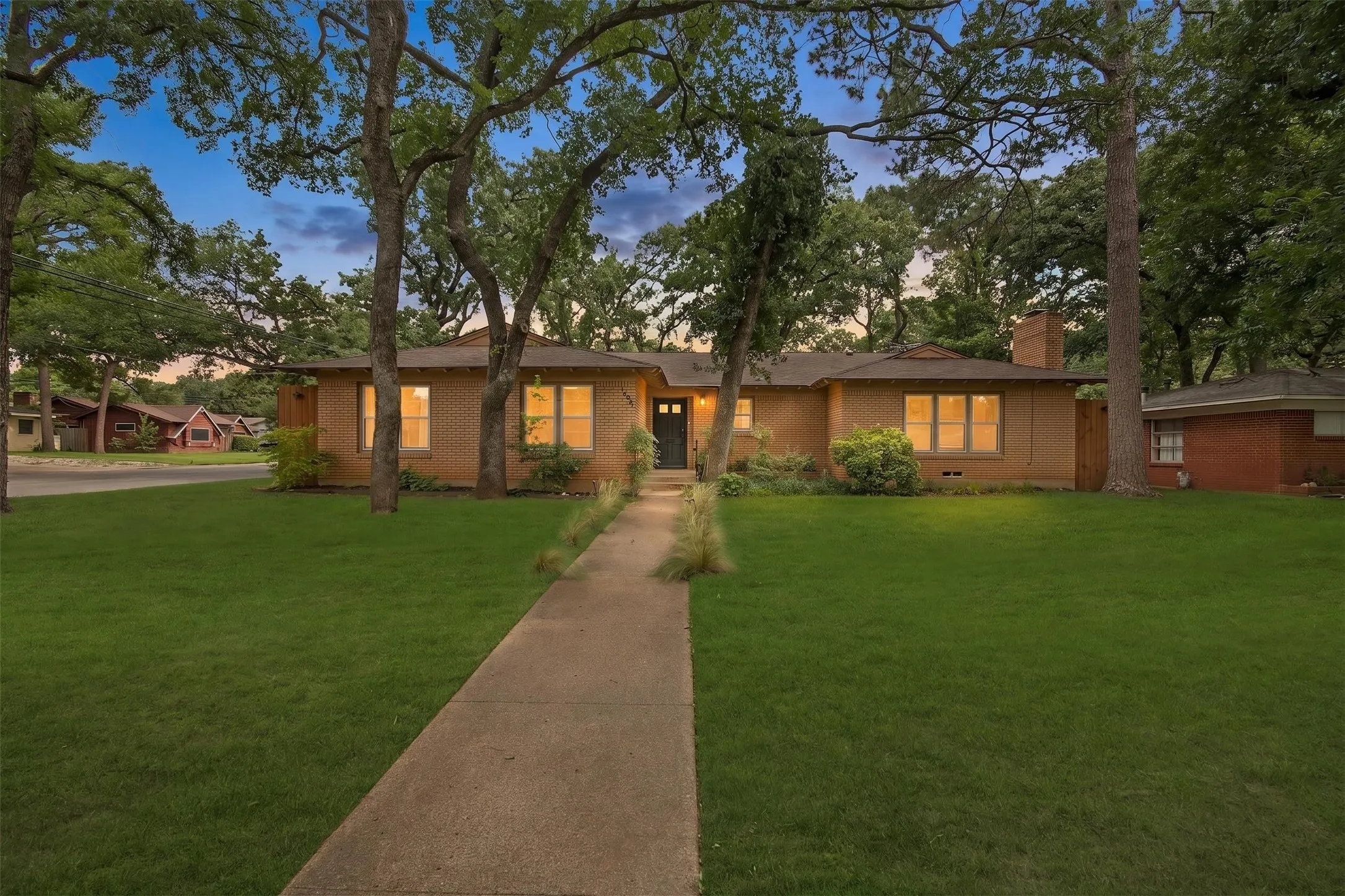 Single Family Residence For Sale in Tarrant County , 1200 Barker Street, Arlington, Texas 76012, 3 Bedroom, 2 Bathroom, 2 Garage spaces, 1,582 Sqft, built in 1956, mls#21331414, Real Estate Agent in Arlington, Homes For Sale in Tarrant county, Homes For Sale in Arlington, Realtor in Arlington Texas, Real Estate Brokerage Independent Realty Texas, Luminita Cordes Realtor