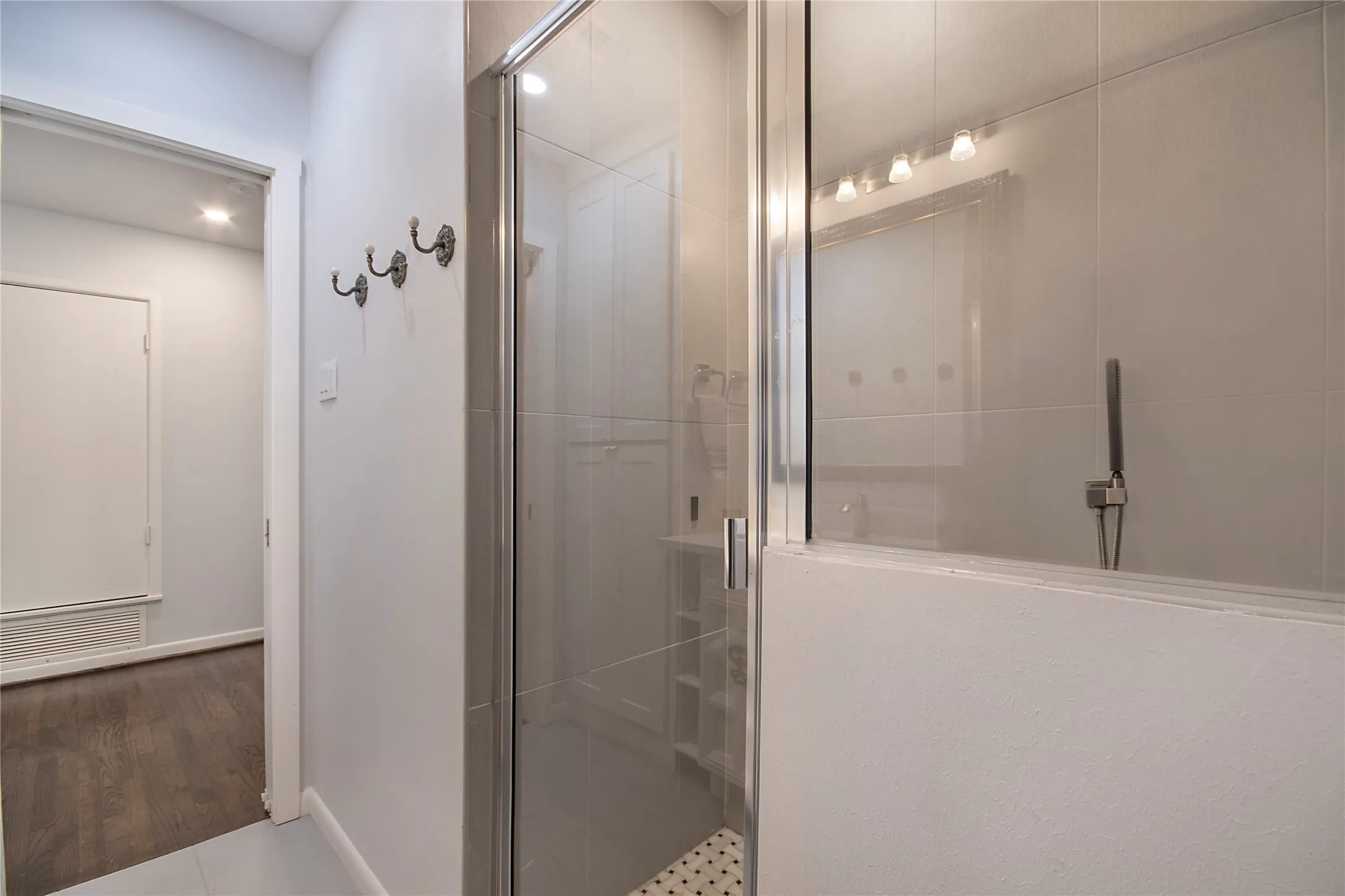 Single Family Residence For Sale in Tarrant County , 1200 Barker Street, Arlington, Texas 76012, 3 Bedroom, 2 Bathroom, 2 Garage spaces, 1,582 Sqft, built in 1956, mls#21331414, Real Estate Agent in Arlington, Homes For Sale in Tarrant county, Homes For Sale in Arlington, Realtor in Arlington Texas, Real Estate Brokerage Independent Realty Texas, Luminita Cordes Realtor