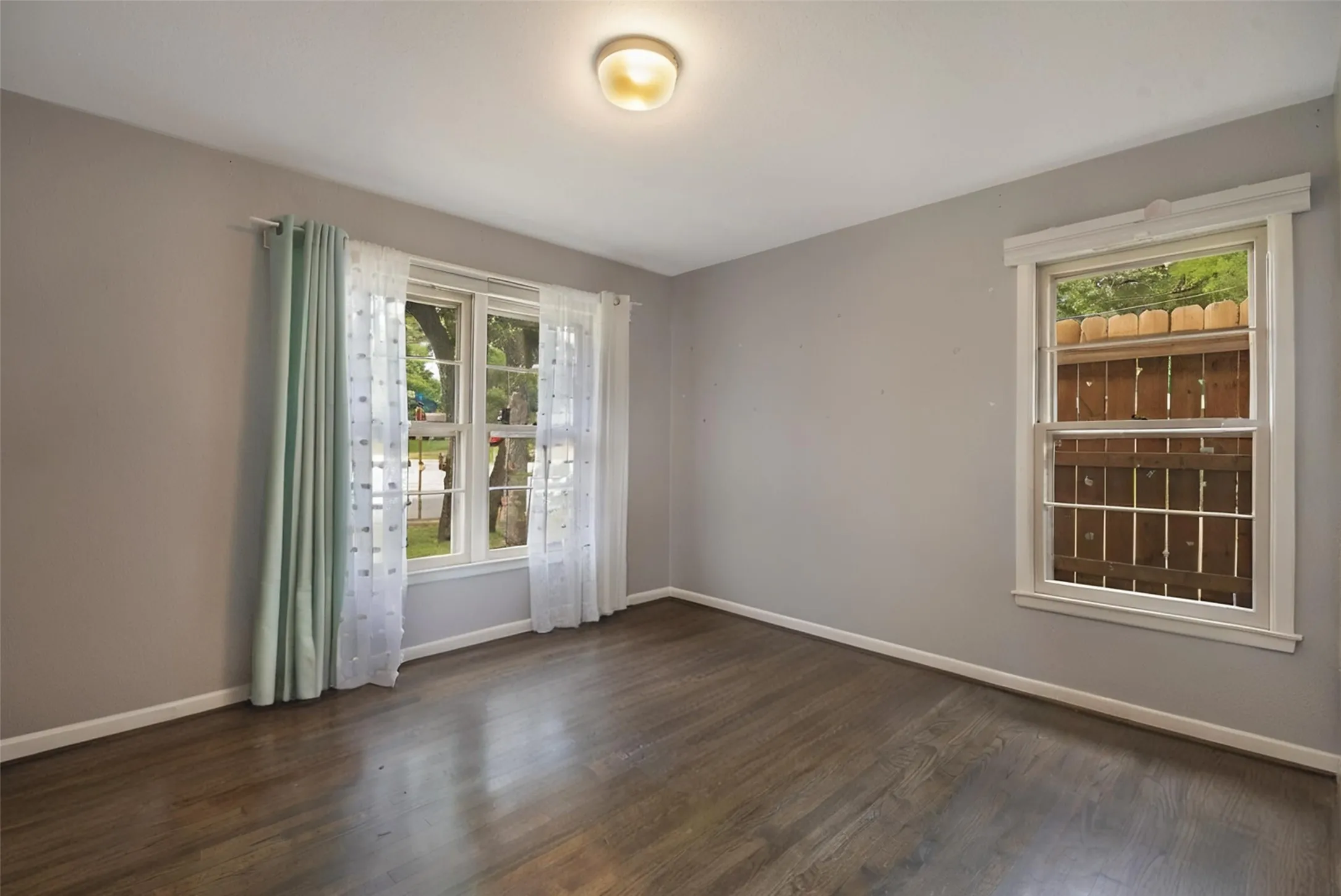 Single Family Residence For Sale in Tarrant County , 1200 Barker Street, Arlington, Texas 76012, 3 Bedroom, 2 Bathroom, 2 Garage spaces, 1,582 Sqft, built in 1956, mls#21331414, Real Estate Agent in Arlington, Homes For Sale in Tarrant county, Homes For Sale in Arlington, Realtor in Arlington Texas, Real Estate Brokerage Independent Realty Texas, Luminita Cordes Realtor