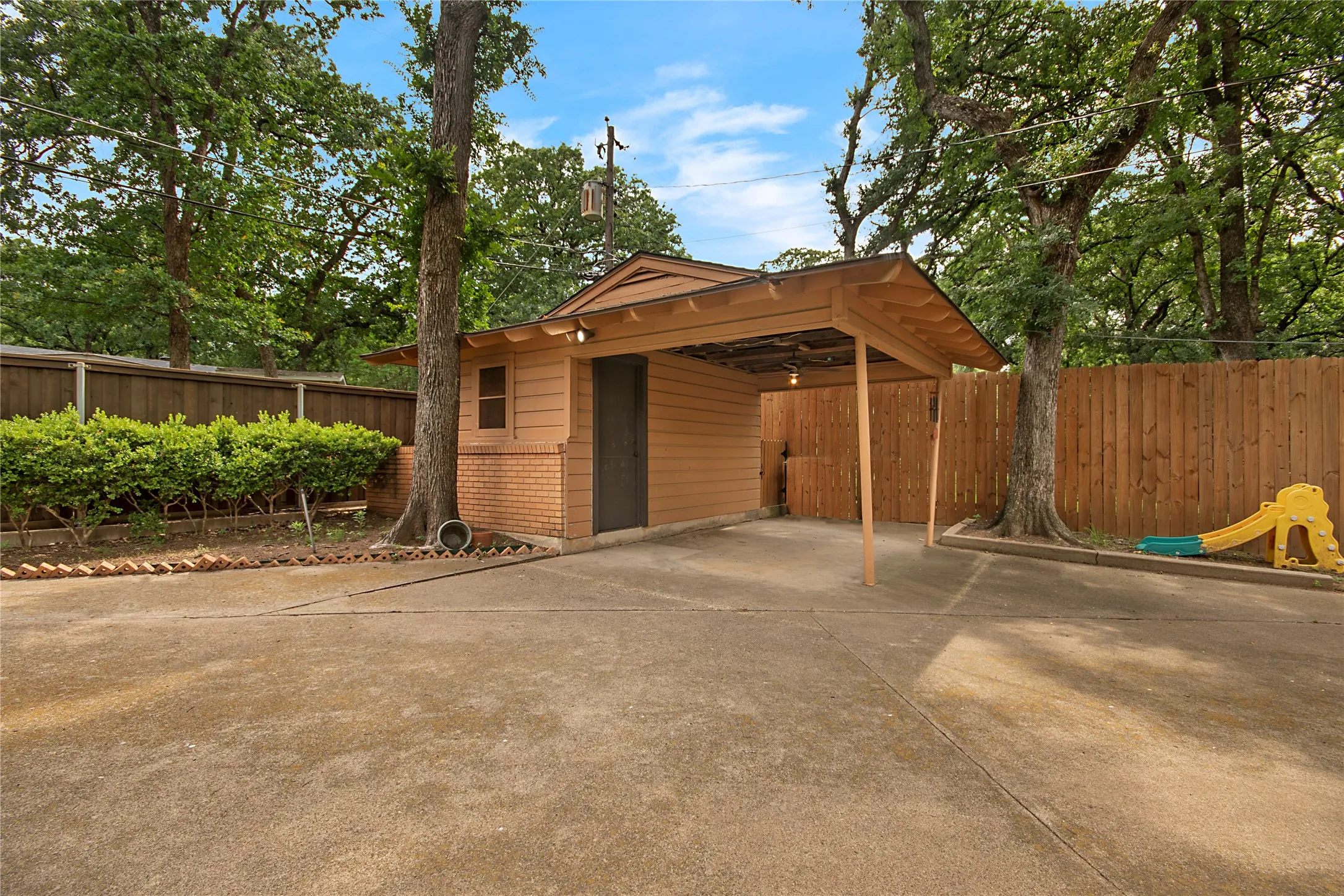 Single Family Residence For Sale in Tarrant County , 1200 Barker Street, Arlington, Texas 76012, 3 Bedroom, 2 Bathroom, 2 Garage spaces, 1,582 Sqft, built in 1956, mls#21331414, Real Estate Agent in Arlington, Homes For Sale in Tarrant county, Homes For Sale in Arlington, Realtor in Arlington Texas, Real Estate Brokerage Independent Realty Texas, Luminita Cordes Realtor