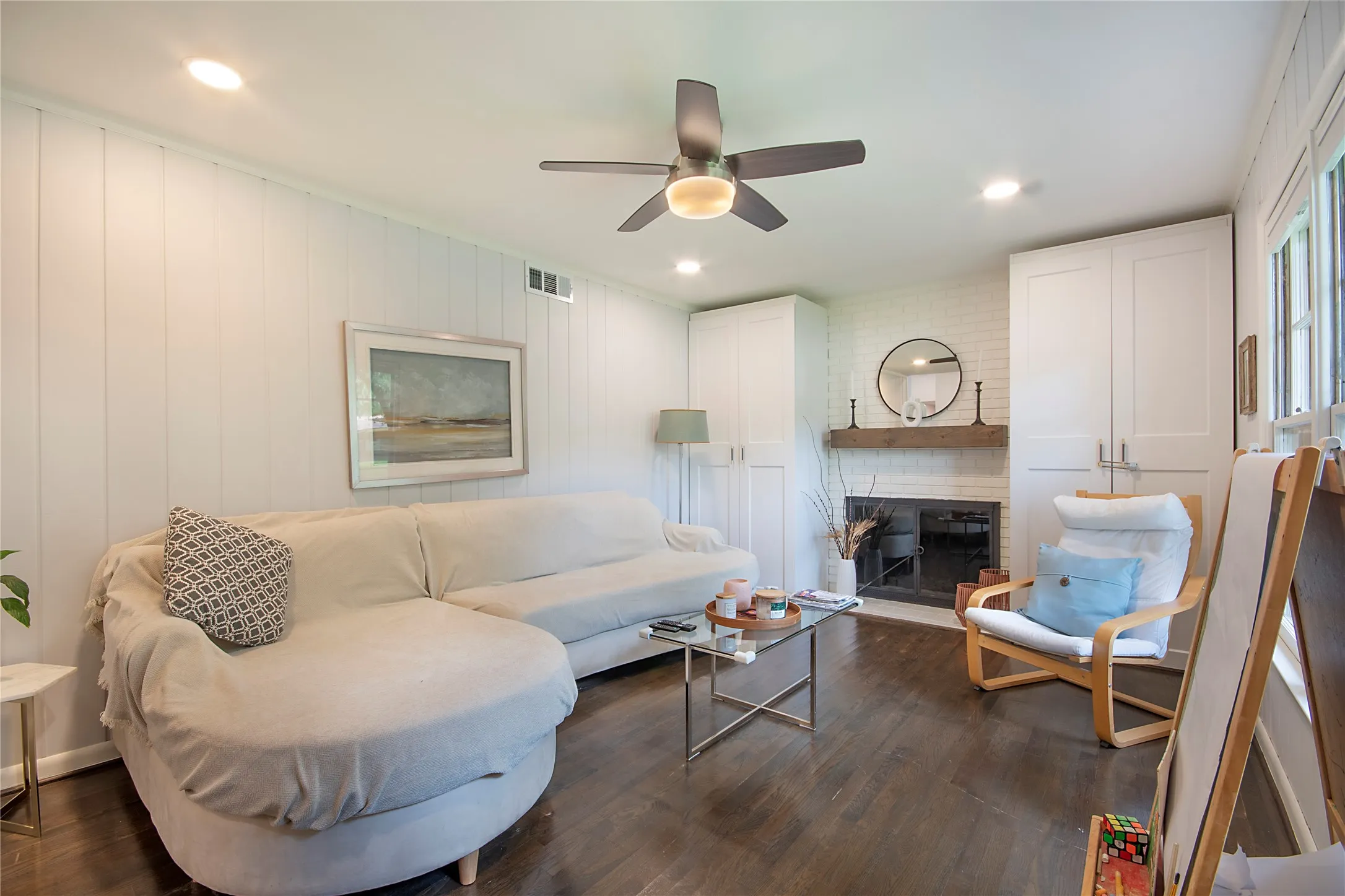 Single Family Residence For Sale in Tarrant County , 1200 Barker Street, Arlington, Texas 76012, 3 Bedroom, 2 Bathroom, 2 Garage spaces, 1,582 Sqft, built in 1956, mls#21331414, Real Estate Agent in Arlington, Homes For Sale in Tarrant county, Homes For Sale in Arlington, Realtor in Arlington Texas, Real Estate Brokerage Independent Realty Texas, Luminita Cordes Realtor