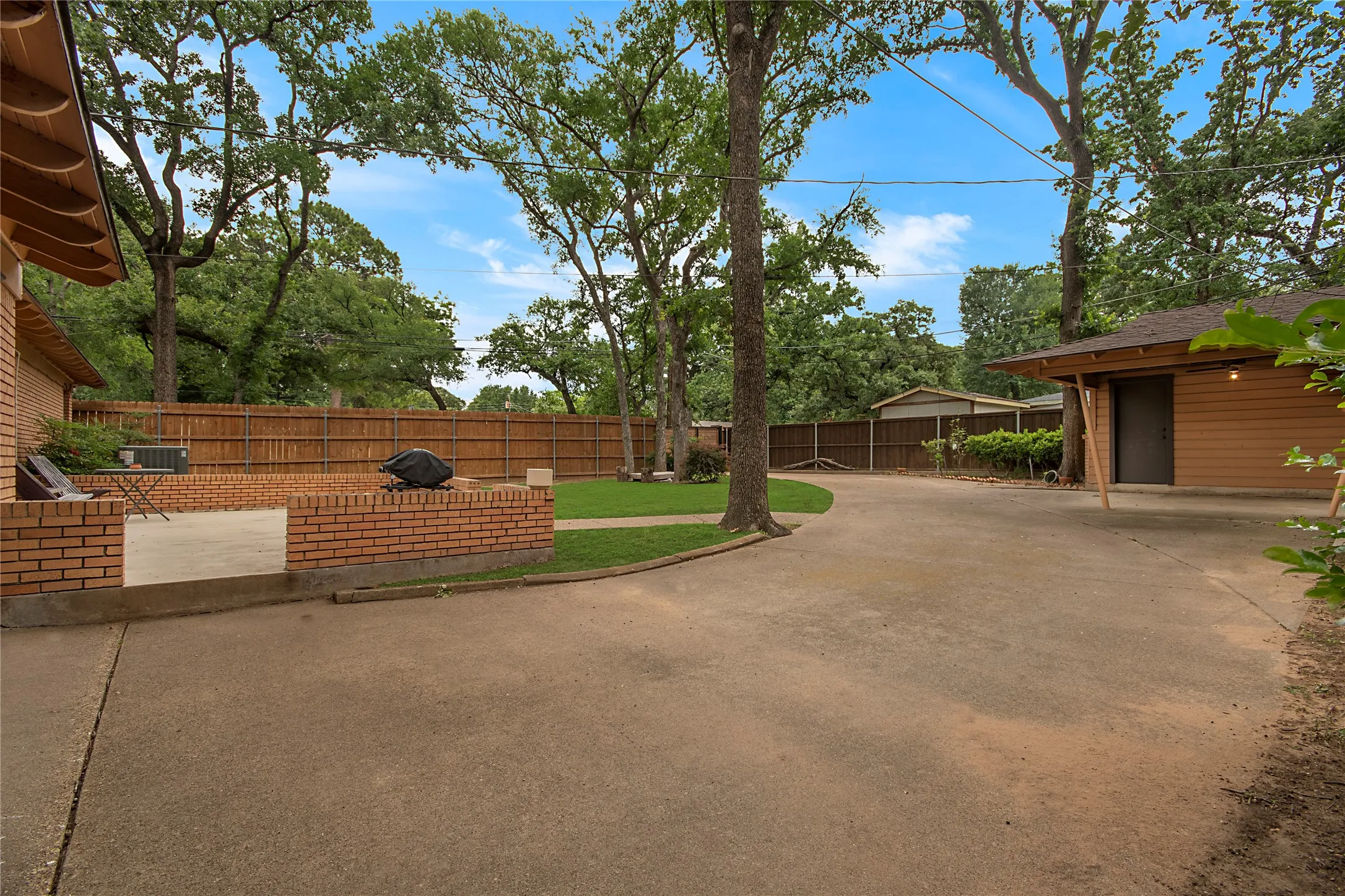Single Family Residence For Sale in Tarrant County , 1200 Barker Street, Arlington, Texas 76012, 3 Bedroom, 2 Bathroom, 2 Garage spaces, 1,582 Sqft, built in 1956, mls#21331414, Real Estate Agent in Arlington, Homes For Sale in Tarrant county, Homes For Sale in Arlington, Realtor in Arlington Texas, Real Estate Brokerage Independent Realty Texas, Luminita Cordes Realtor