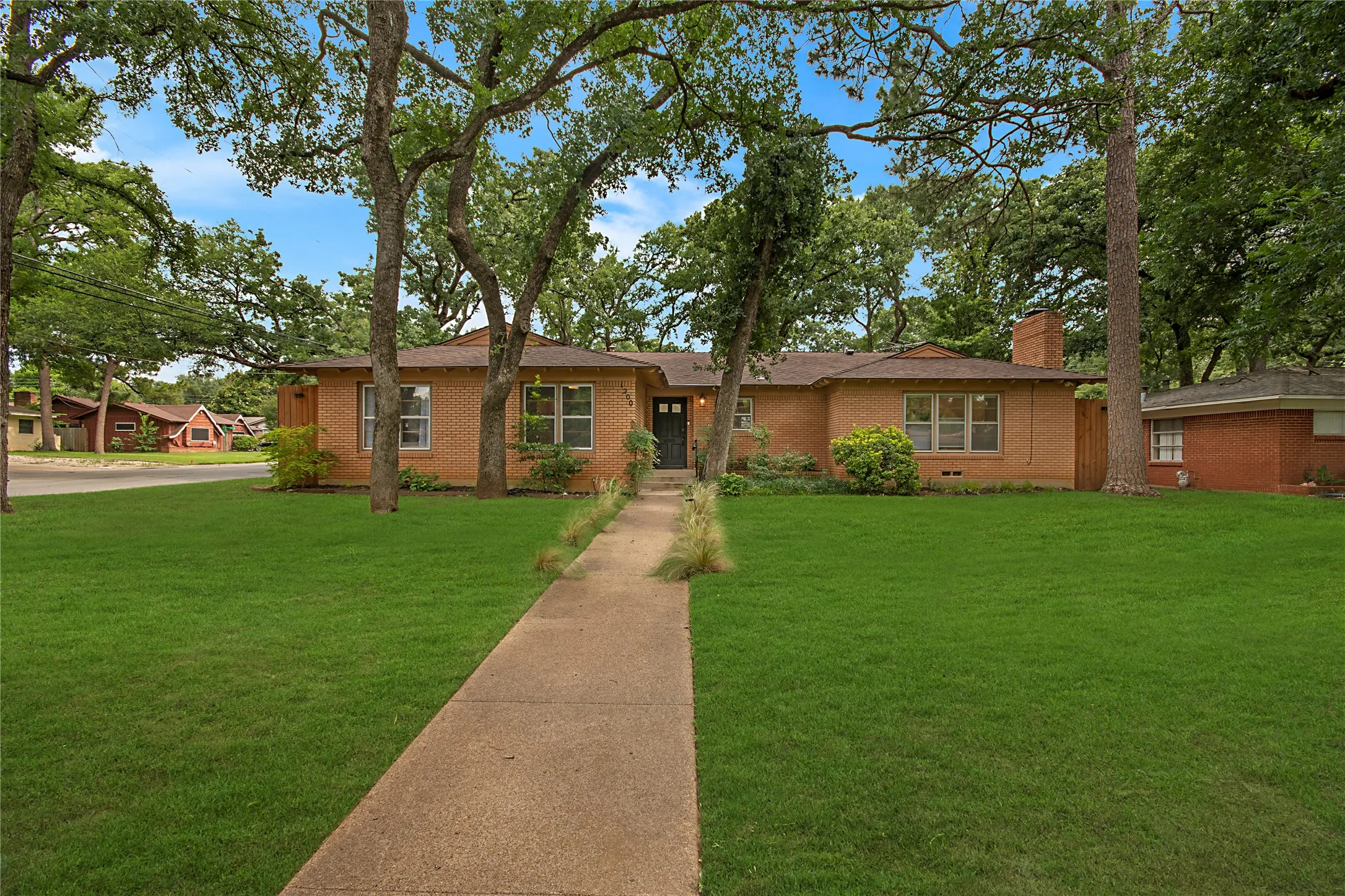 Single Family Residence For Sale in Tarrant County , 1200 Barker Street, Arlington, Texas 76012, 3 Bedroom, 2 Bathroom, 2 Garage spaces, 1,582 Sqft, built in 1956, mls#21331414, Real Estate Agent in Arlington, Homes For Sale in Tarrant county, Homes For Sale in Arlington, Realtor in Arlington Texas, Real Estate Brokerage Independent Realty Texas, Luminita Cordes Realtor