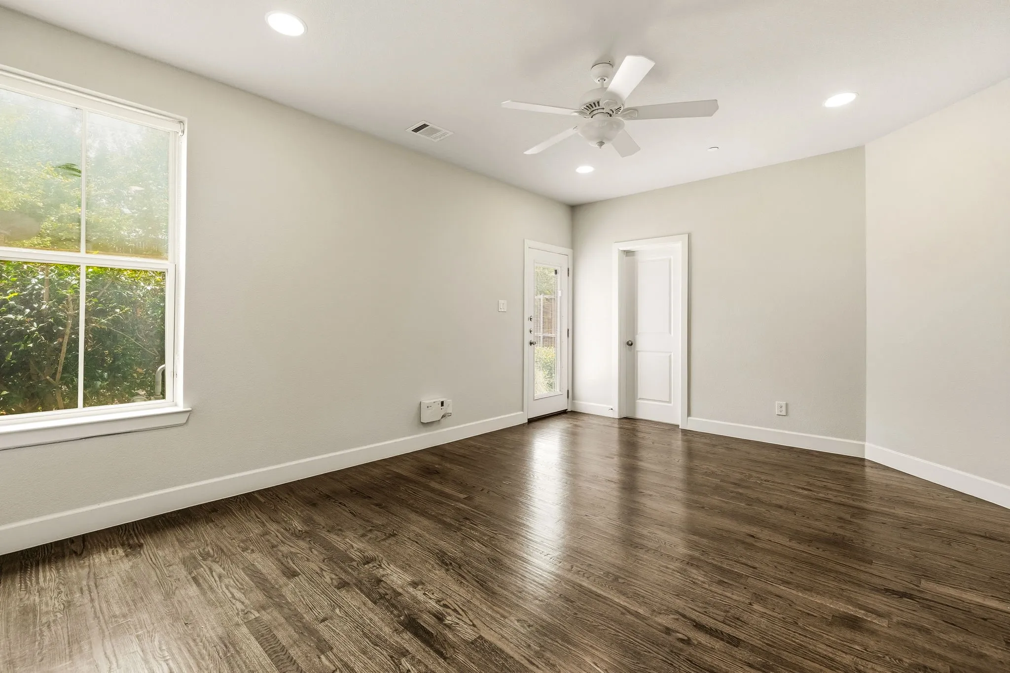 Single Family Residence For Sale in Dallas County , 1856 Stevens Bluff Lane, Dallas, Texas 75208, 3 Bedroom, 5 Bathroom, 2 Garage spaces, 2,809 Sqft, built in 2017, mls#21333012, Real Estate Agent in Dallas, Homes For Sale in Dallas county, Homes For Sale in Dallas, Realtor in Dallas Texas, Real Estate Brokerage Independent Realty Texas, Luminita Cordes Realtor