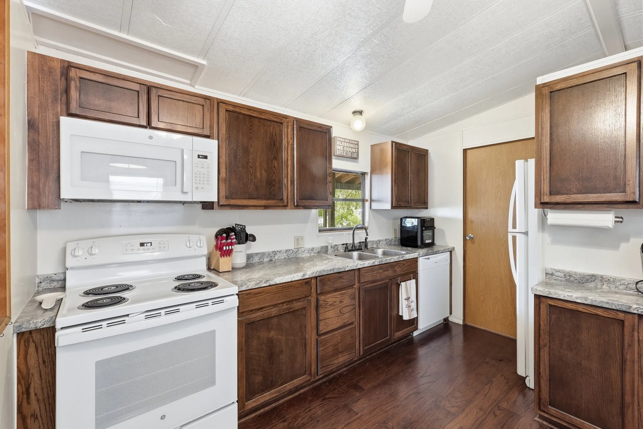 Single Family Residence For Sale in Hood County , 4417 Wildwood Circle, Granbury, Texas 76049, 2 Bedrooms, 2 Bathrooms, Garage spaces, 1,062 Sqft, built in 1982, Price $242,000, mls#21329808, Real Estate Agent in Granbury, Homes For Sale in Hood county, Homes For Sale in Granbury, Realtor in Granbury Texas, Real Estate Brokerage Independent Realty Texas, Luminita Cordes Realtor
