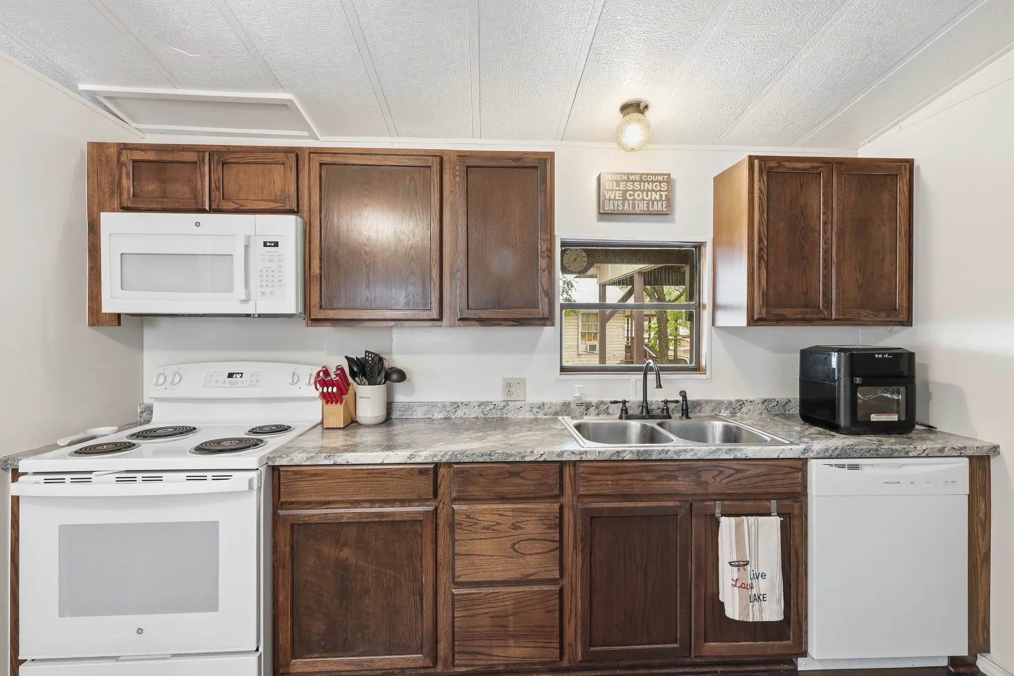 Single Family Residence For Sale in Hood County , 4417 Wildwood Circle, Granbury, Texas 76049, 2 Bedrooms, 2 Bathrooms, Garage spaces, 1,062 Sqft, built in 1982, Price $242,000, mls#21329808, Real Estate Agent in Granbury, Homes For Sale in Hood county, Homes For Sale in Granbury, Realtor in Granbury Texas, Real Estate Brokerage Independent Realty Texas, Luminita Cordes Realtor