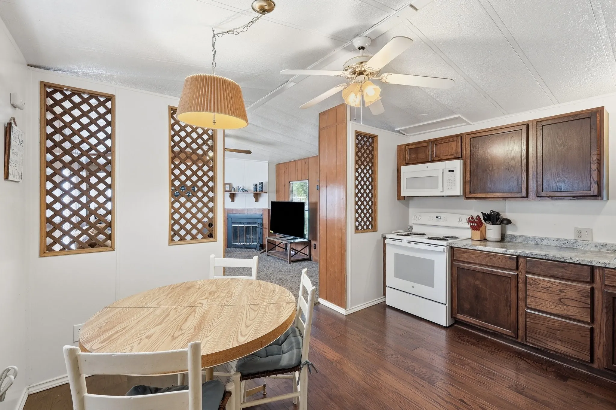 Single Family Residence For Sale in Hood County , 4417 Wildwood Circle, Granbury, Texas 76049, 2 Bedrooms, 2 Bathrooms, Garage spaces, 1,062 Sqft, built in 1982, Price $242,000, mls#21329808, Real Estate Agent in Granbury, Homes For Sale in Hood county, Homes For Sale in Granbury, Realtor in Granbury Texas, Real Estate Brokerage Independent Realty Texas, Luminita Cordes Realtor