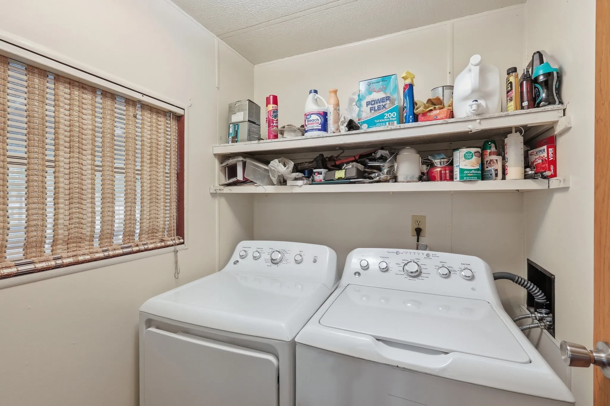 Single Family Residence For Sale in Hood County , 4417 Wildwood Circle, Granbury, Texas 76049, 2 Bedrooms, 2 Bathrooms, Garage spaces, 1,062 Sqft, built in 1982, Price $242,000, mls#21329808, Real Estate Agent in Granbury, Homes For Sale in Hood county, Homes For Sale in Granbury, Realtor in Granbury Texas, Real Estate Brokerage Independent Realty Texas, Luminita Cordes Realtor