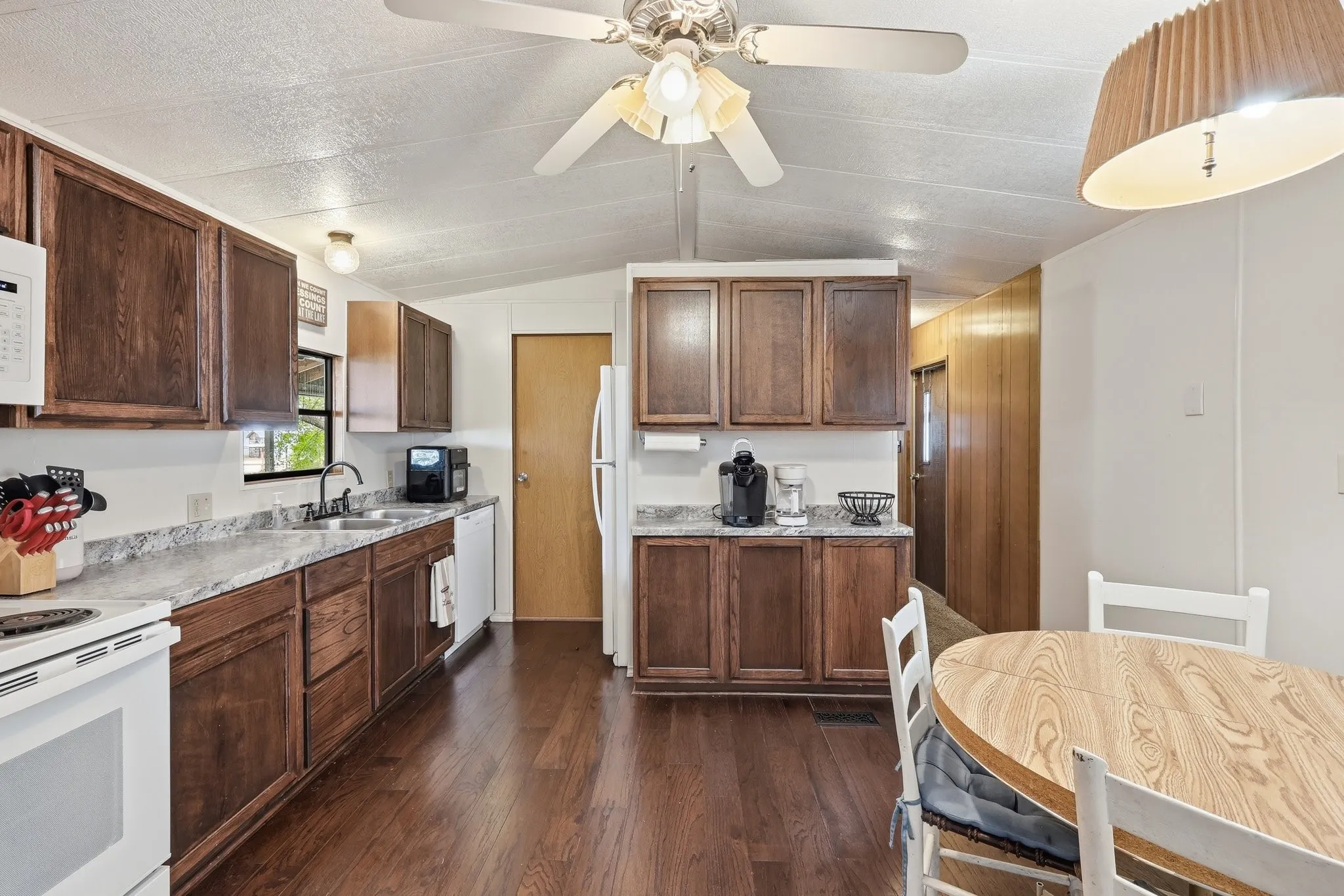 Single Family Residence For Sale in Hood County , 4417 Wildwood Circle, Granbury, Texas 76049, 2 Bedrooms, 2 Bathrooms, Garage spaces, 1,062 Sqft, built in 1982, Price $242,000, mls#21329808, Real Estate Agent in Granbury, Homes For Sale in Hood county, Homes For Sale in Granbury, Realtor in Granbury Texas, Real Estate Brokerage Independent Realty Texas, Luminita Cordes Realtor