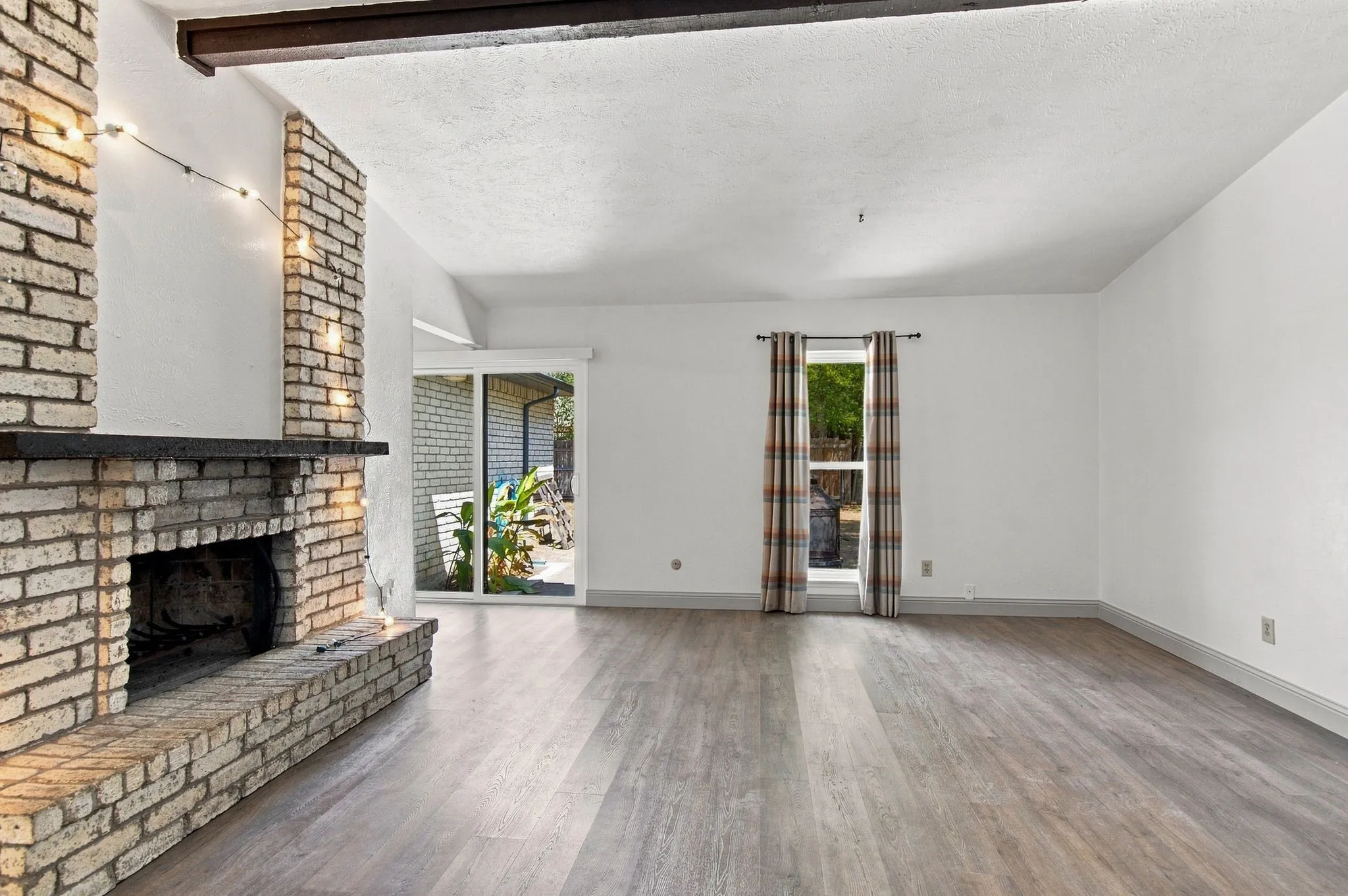 Single Family Residence For Sale in Tarrant County , 4025 Engleman Street, Fort Worth, Texas 76137, 3 Bedroom, 2 Bathroom, 2 Garage spaces, 1,674 Sqft, built in 1979, mls#21333070, Real Estate Agent in Fort Worth, Homes For Sale in Tarrant county, Homes For Sale in Fort Worth, Realtor in Fort Worth Texas, Real Estate Brokerage Independent Realty Texas, Luminita Cordes Realtor