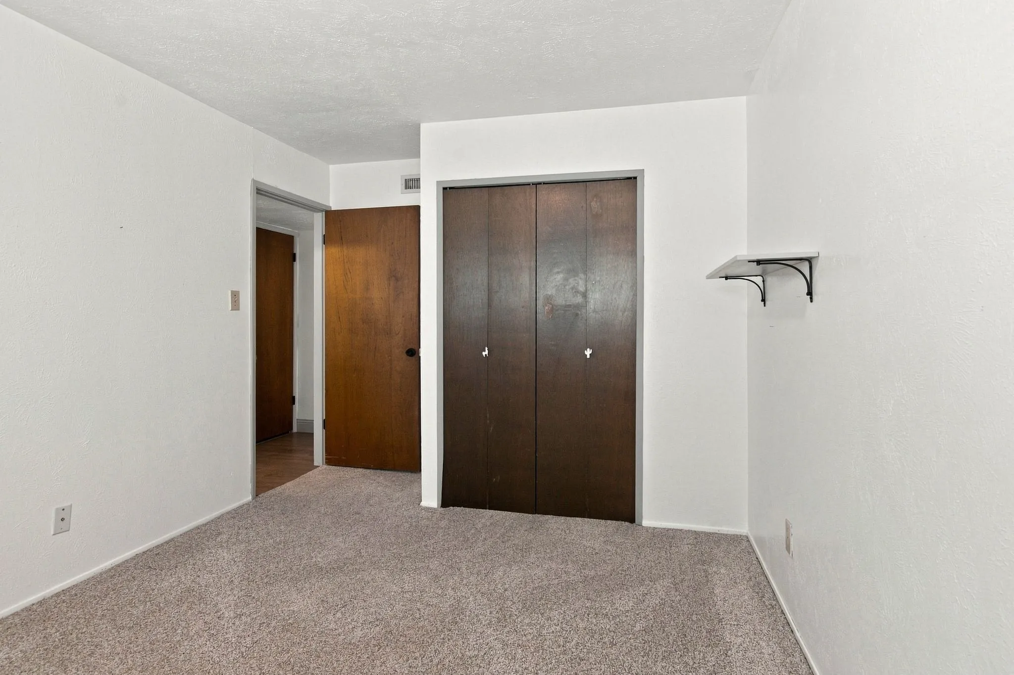 Single Family Residence For Sale in Tarrant County , 4025 Engleman Street, Fort Worth, Texas 76137, 3 Bedroom, 2 Bathroom, 2 Garage spaces, 1,674 Sqft, built in 1979, mls#21333070, Real Estate Agent in Fort Worth, Homes For Sale in Tarrant county, Homes For Sale in Fort Worth, Realtor in Fort Worth Texas, Real Estate Brokerage Independent Realty Texas, Luminita Cordes Realtor