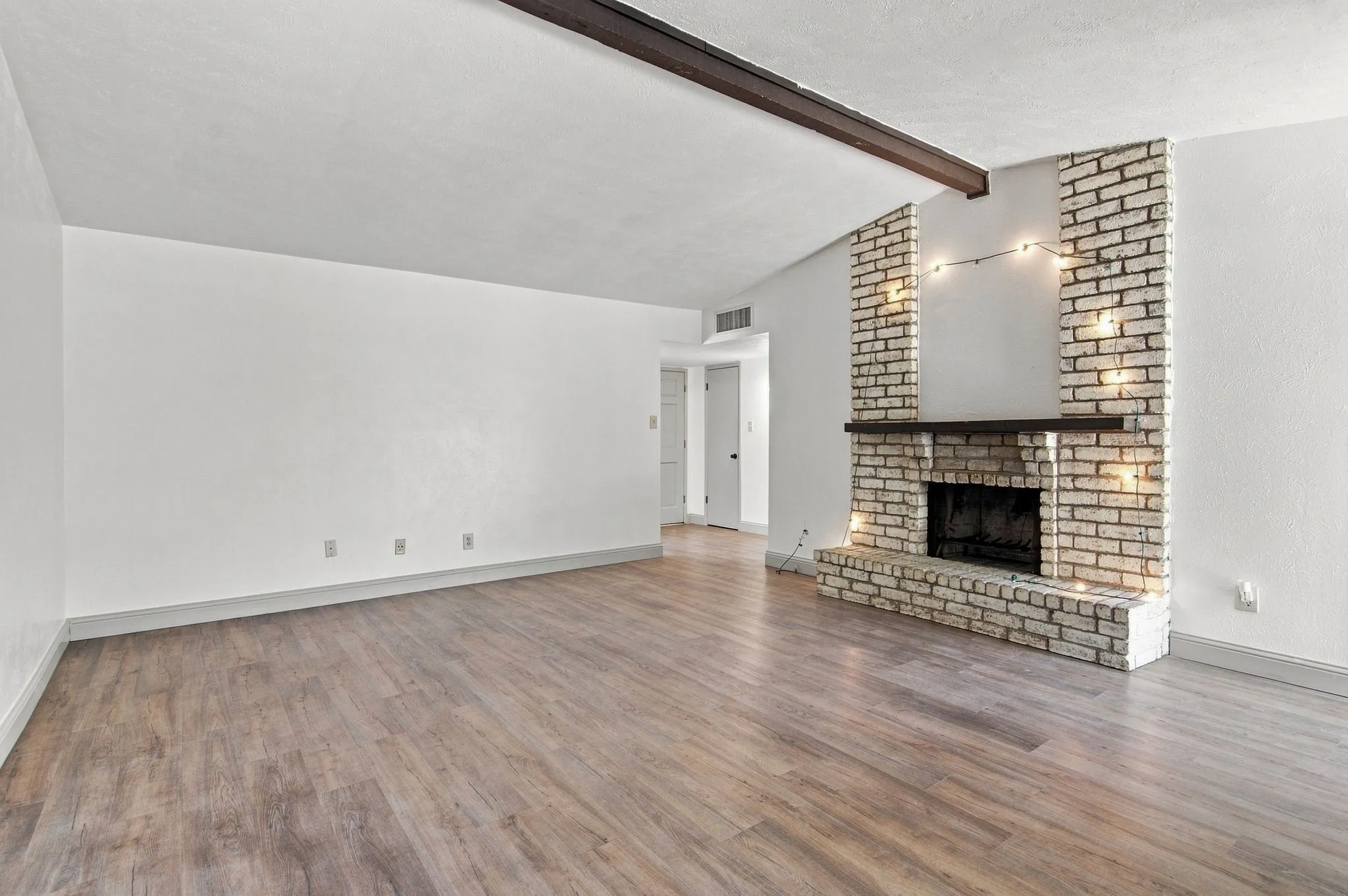 Single Family Residence For Sale in Tarrant County , 4025 Engleman Street, Fort Worth, Texas 76137, 3 Bedroom, 2 Bathroom, 2 Garage spaces, 1,674 Sqft, built in 1979, mls#21333070, Real Estate Agent in Fort Worth, Homes For Sale in Tarrant county, Homes For Sale in Fort Worth, Realtor in Fort Worth Texas, Real Estate Brokerage Independent Realty Texas, Luminita Cordes Realtor