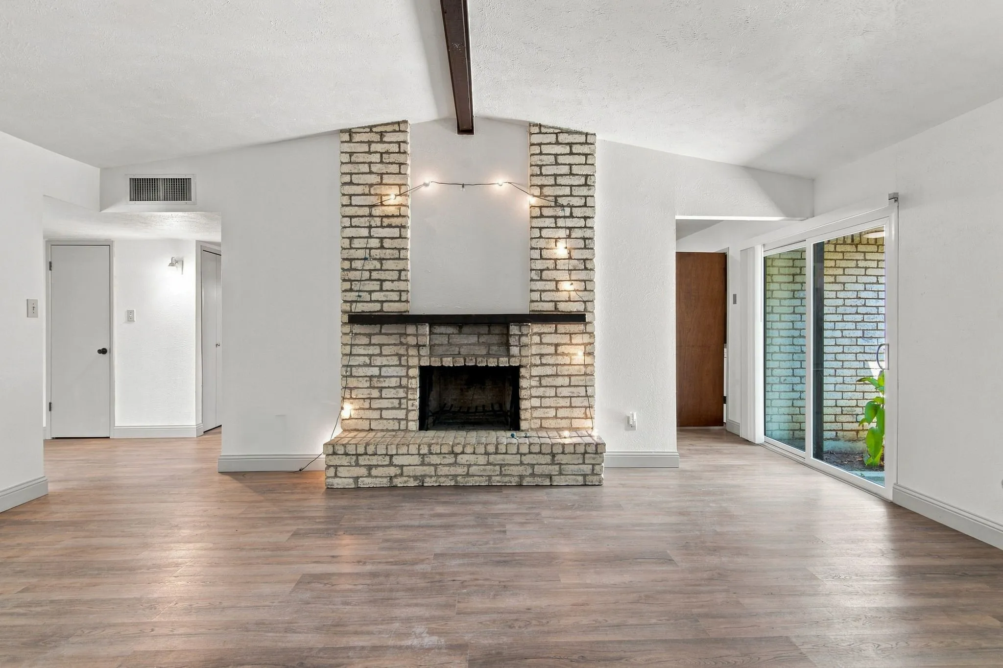 Single Family Residence For Sale in Tarrant County , 4025 Engleman Street, Fort Worth, Texas 76137, 3 Bedroom, 2 Bathroom, 2 Garage spaces, 1,674 Sqft, built in 1979, mls#21333070, Real Estate Agent in Fort Worth, Homes For Sale in Tarrant county, Homes For Sale in Fort Worth, Realtor in Fort Worth Texas, Real Estate Brokerage Independent Realty Texas, Luminita Cordes Realtor