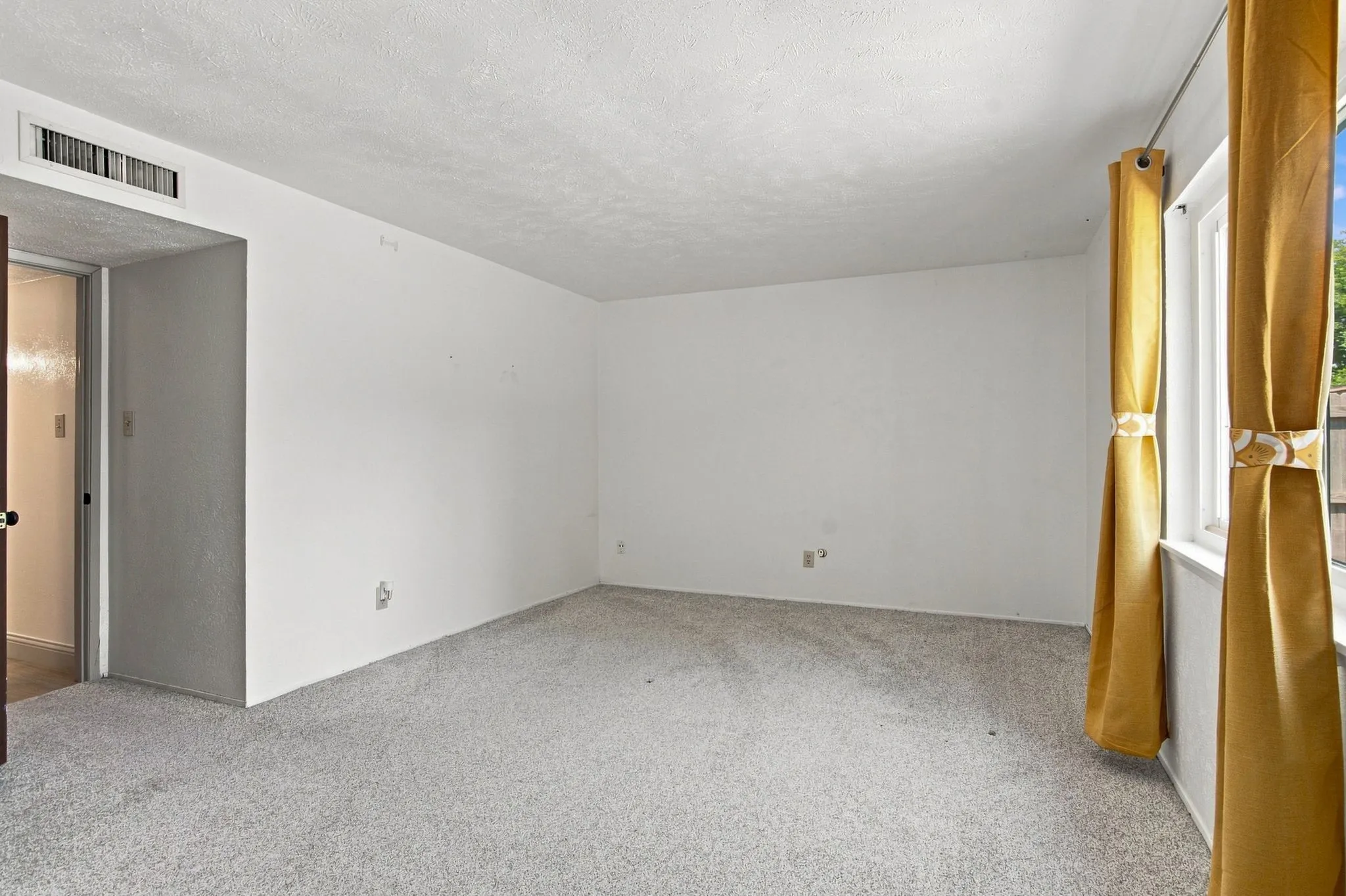 Single Family Residence For Sale in Tarrant County , 4025 Engleman Street, Fort Worth, Texas 76137, 3 Bedroom, 2 Bathroom, 2 Garage spaces, 1,674 Sqft, built in 1979, mls#21333070, Real Estate Agent in Fort Worth, Homes For Sale in Tarrant county, Homes For Sale in Fort Worth, Realtor in Fort Worth Texas, Real Estate Brokerage Independent Realty Texas, Luminita Cordes Realtor
