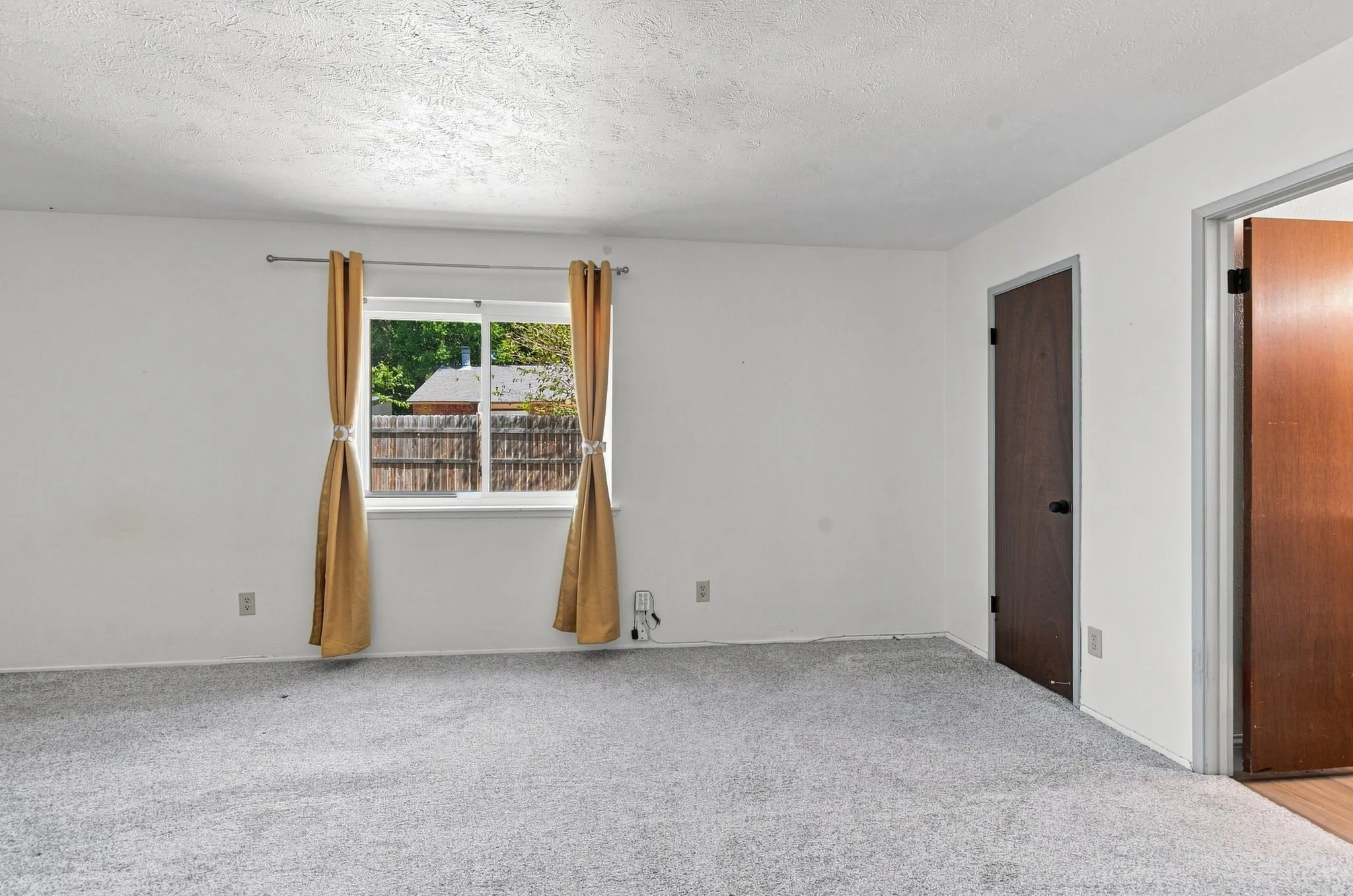 Single Family Residence For Sale in Tarrant County , 4025 Engleman Street, Fort Worth, Texas 76137, 3 Bedroom, 2 Bathroom, 2 Garage spaces, 1,674 Sqft, built in 1979, mls#21333070, Real Estate Agent in Fort Worth, Homes For Sale in Tarrant county, Homes For Sale in Fort Worth, Realtor in Fort Worth Texas, Real Estate Brokerage Independent Realty Texas, Luminita Cordes Realtor