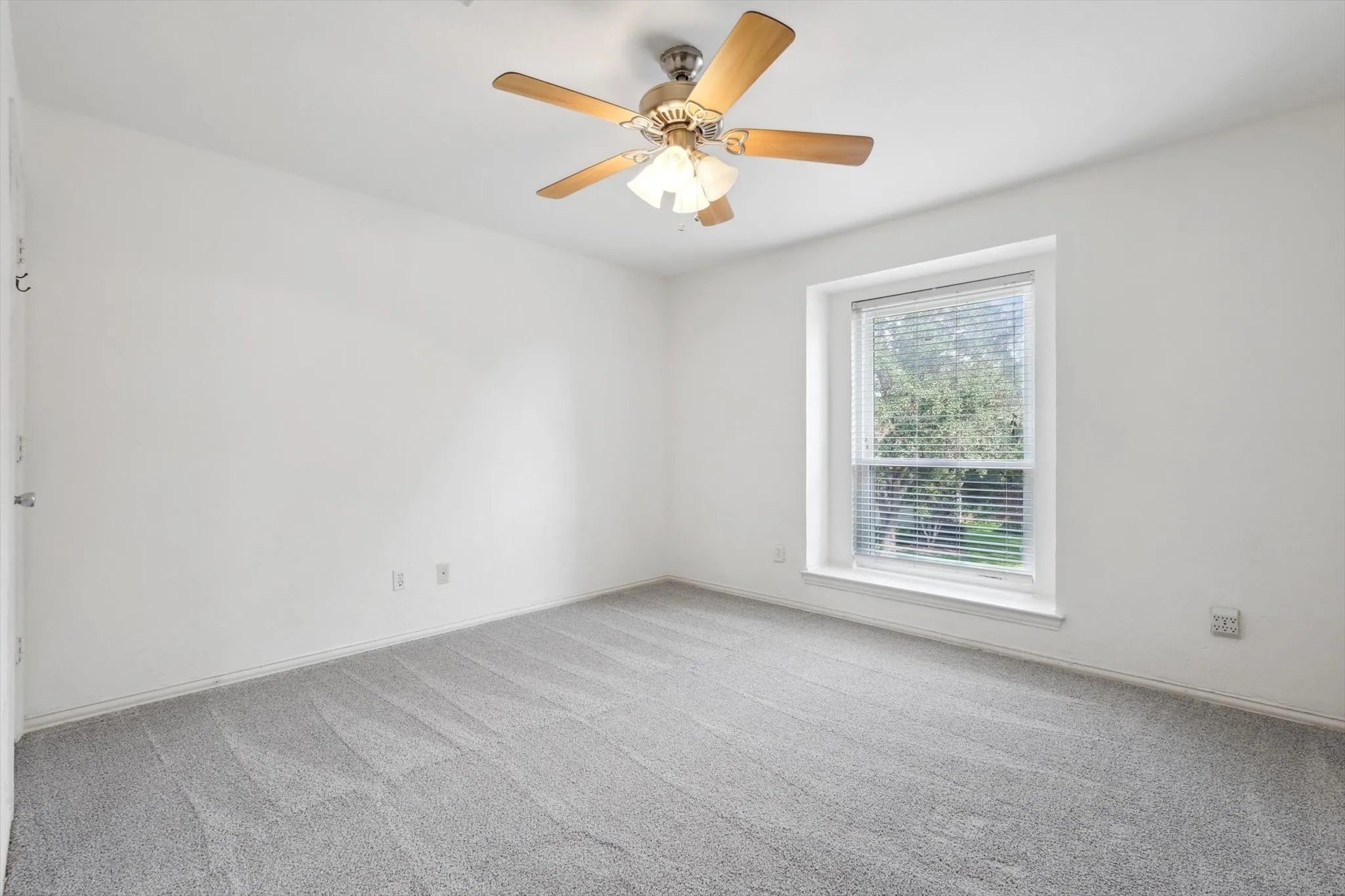 Unfurnished room with carpet and ceiling fan