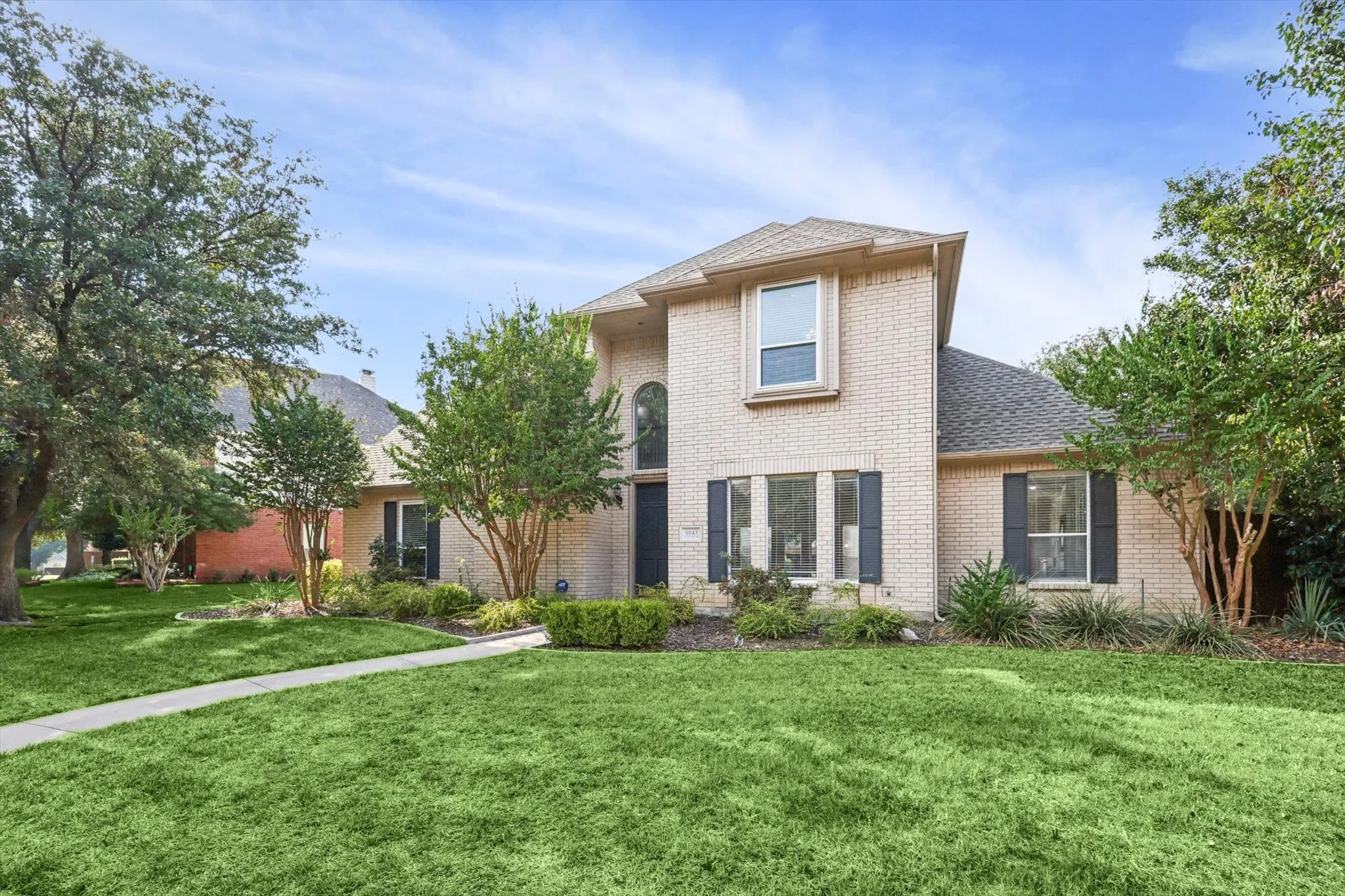 View of front property featuring a front lawn