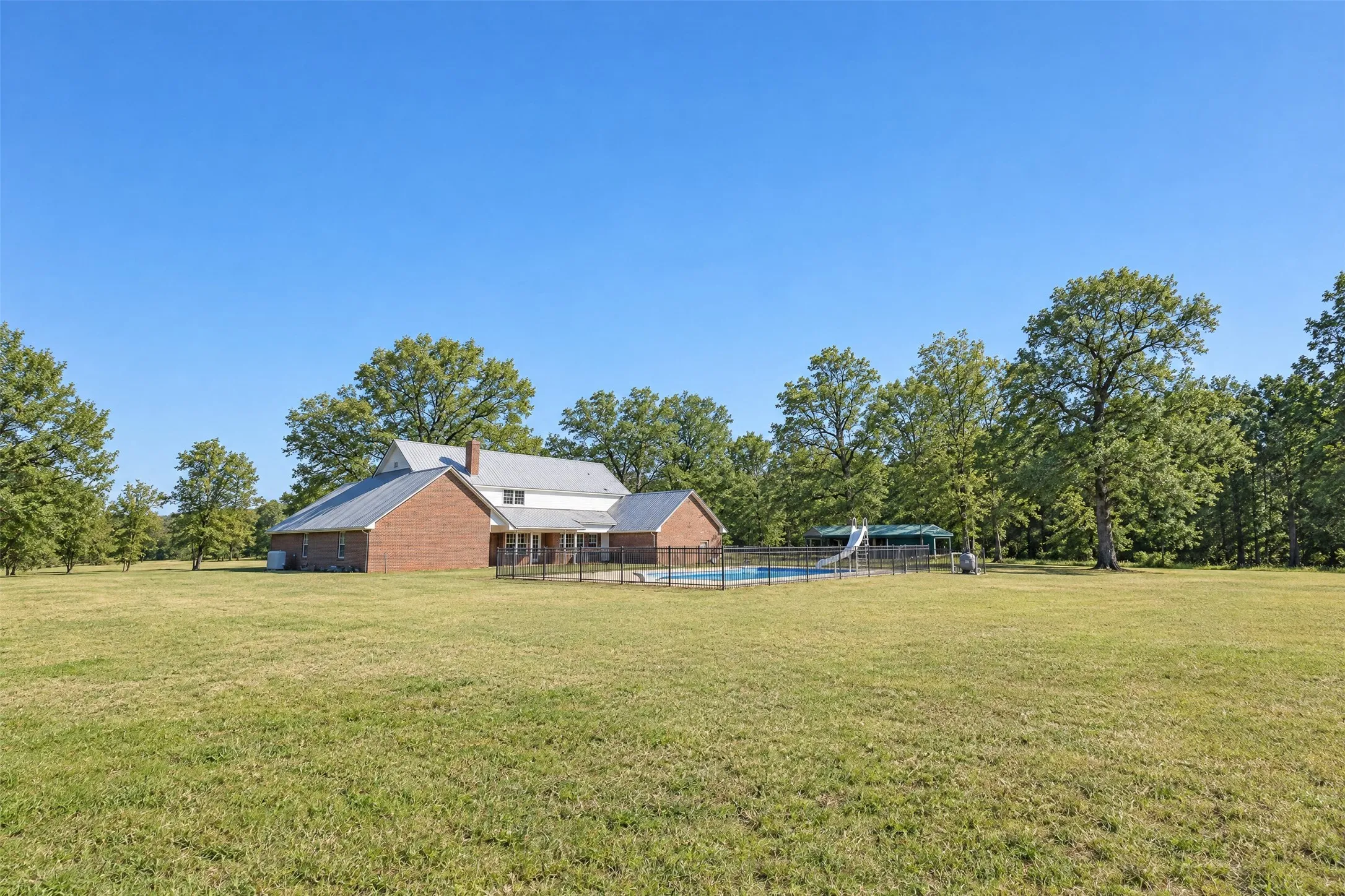 Single Family Residence For Sale in Bowie County , 2735 Daniels Chapel Road, New Boston, Texas 75570, 6 Bedroom, 4 Bathroom, 2 Garage spaces, 4,276 Sqft, built in 1996, mls#21333077, Real Estate Agent in New Boston, Homes For Sale in Bowie county, Homes For Sale in New Boston, Realtor in New Boston Texas, Real Estate Brokerage Independent Realty Texas, Luminita Cordes Realtor