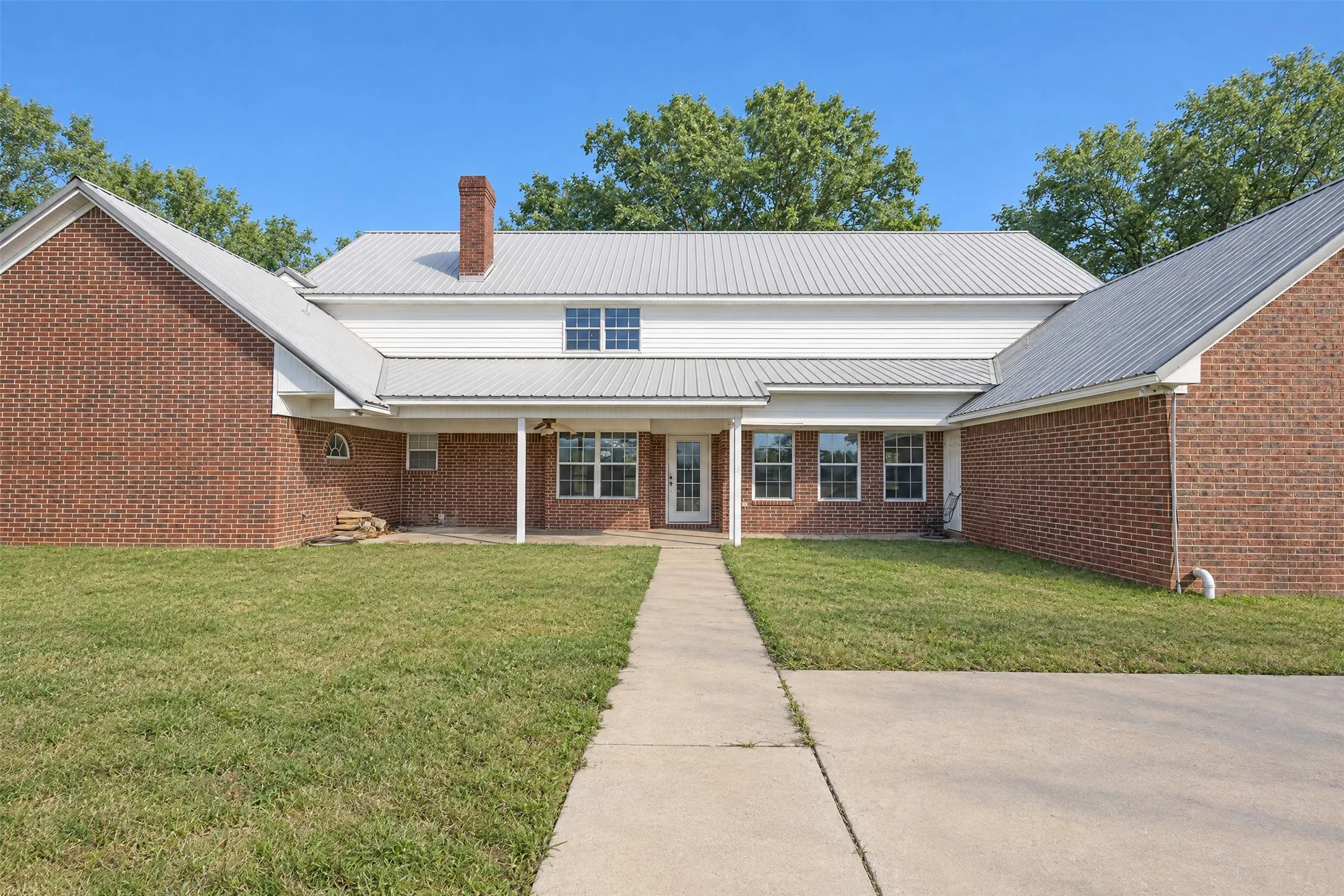 Single Family Residence For Sale in Bowie County , 2735 Daniels Chapel Road, New Boston, Texas 75570, 6 Bedroom, 4 Bathroom, 2 Garage spaces, 4,276 Sqft, built in 1996, mls#21333077, Real Estate Agent in New Boston, Homes For Sale in Bowie county, Homes For Sale in New Boston, Realtor in New Boston Texas, Real Estate Brokerage Independent Realty Texas, Luminita Cordes Realtor