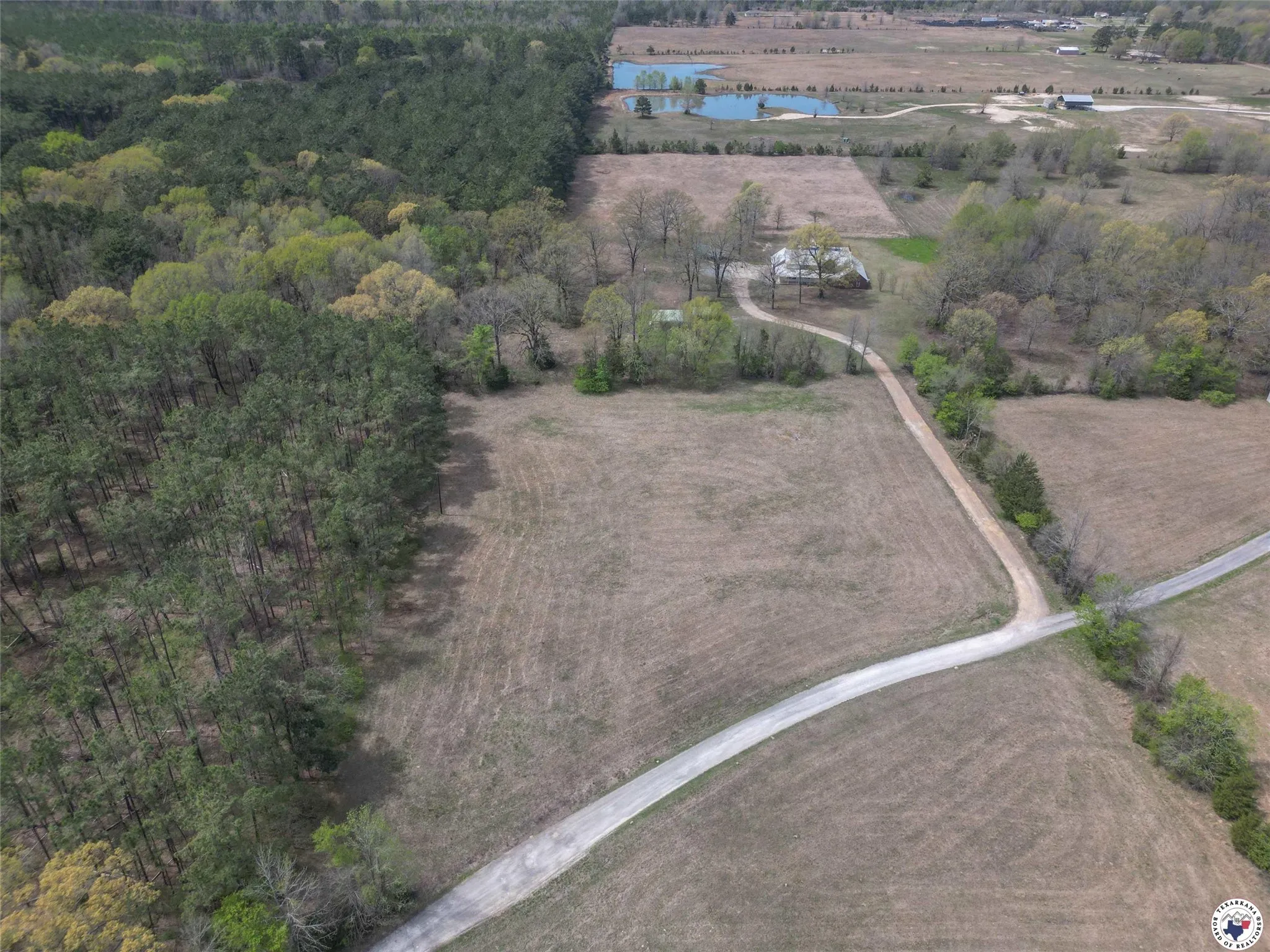 Single Family Residence For Sale in Bowie County , 2735 Daniels Chapel Road, New Boston, Texas 75570, 6 Bedroom, 4 Bathroom, 2 Garage spaces, 4,276 Sqft, built in 1996, mls#21333077, Real Estate Agent in New Boston, Homes For Sale in Bowie county, Homes For Sale in New Boston, Realtor in New Boston Texas, Real Estate Brokerage Independent Realty Texas, Luminita Cordes Realtor