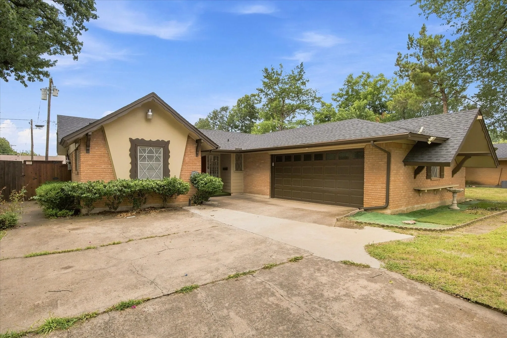 Single Family Residence For Sale in Dallas County , 2210 Fairfax Drive, Irving, Texas 75060, 3 Bedroom, 2 Bathroom, 2 Garage spaces, 1,162 Sqft, built in 1961, mls#21322681, Real Estate Agent in Irving, Homes For Sale in Dallas county, Homes For Sale in Irving, Realtor in Irving Texas, Real Estate Brokerage Independent Realty Texas, Luminita Cordes Realtor